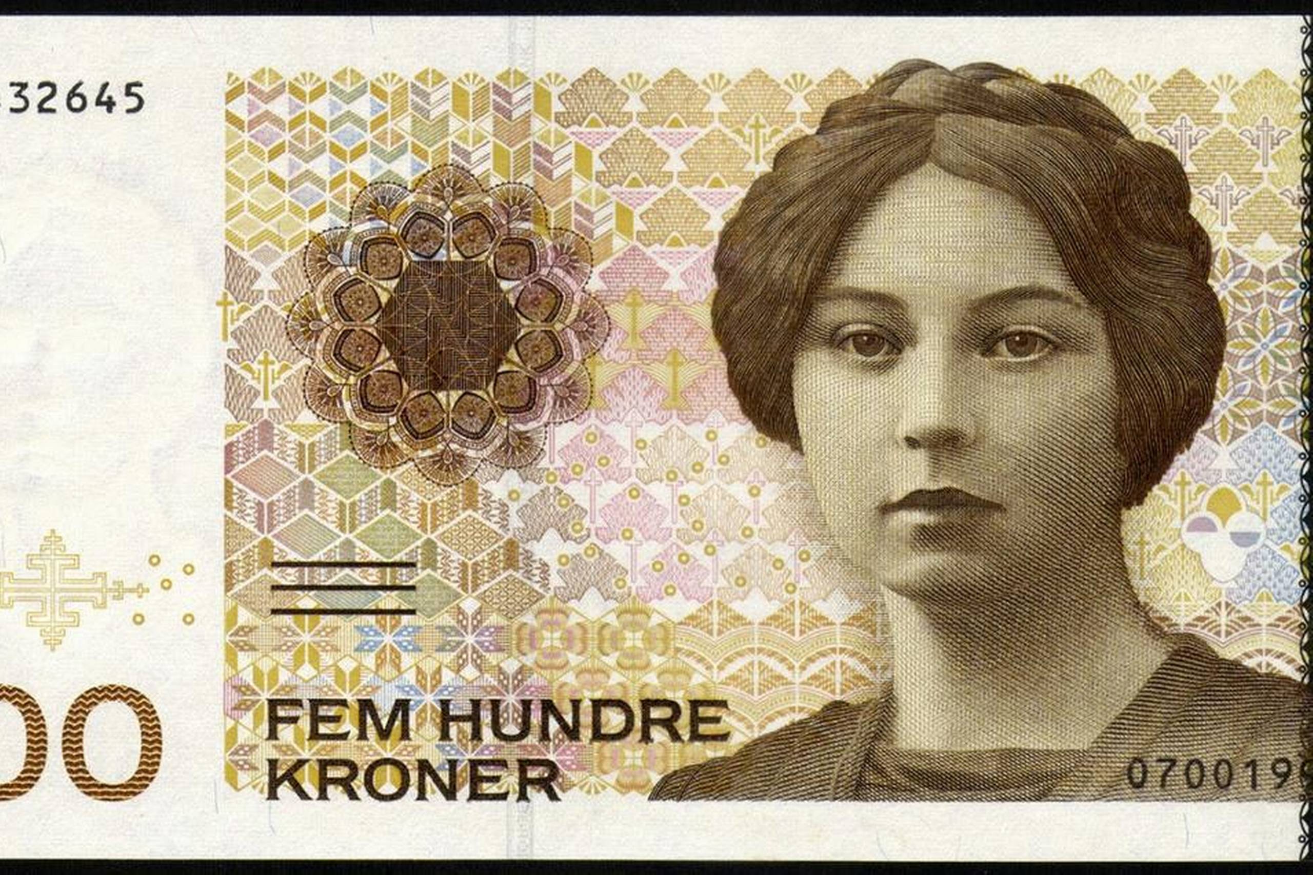 Sigrid Undset blev født i Kalundborg, men voksede op i Norge. I 1928 modtog hun Nobelprisen i litteratur som den tredje kvinde nogensinde. Fra 30’erne talte hun nazismen imod, og under den tyske besættelse af Norge måtte hun flygte. Her er hun foreviget på en norsk pengeseddel.