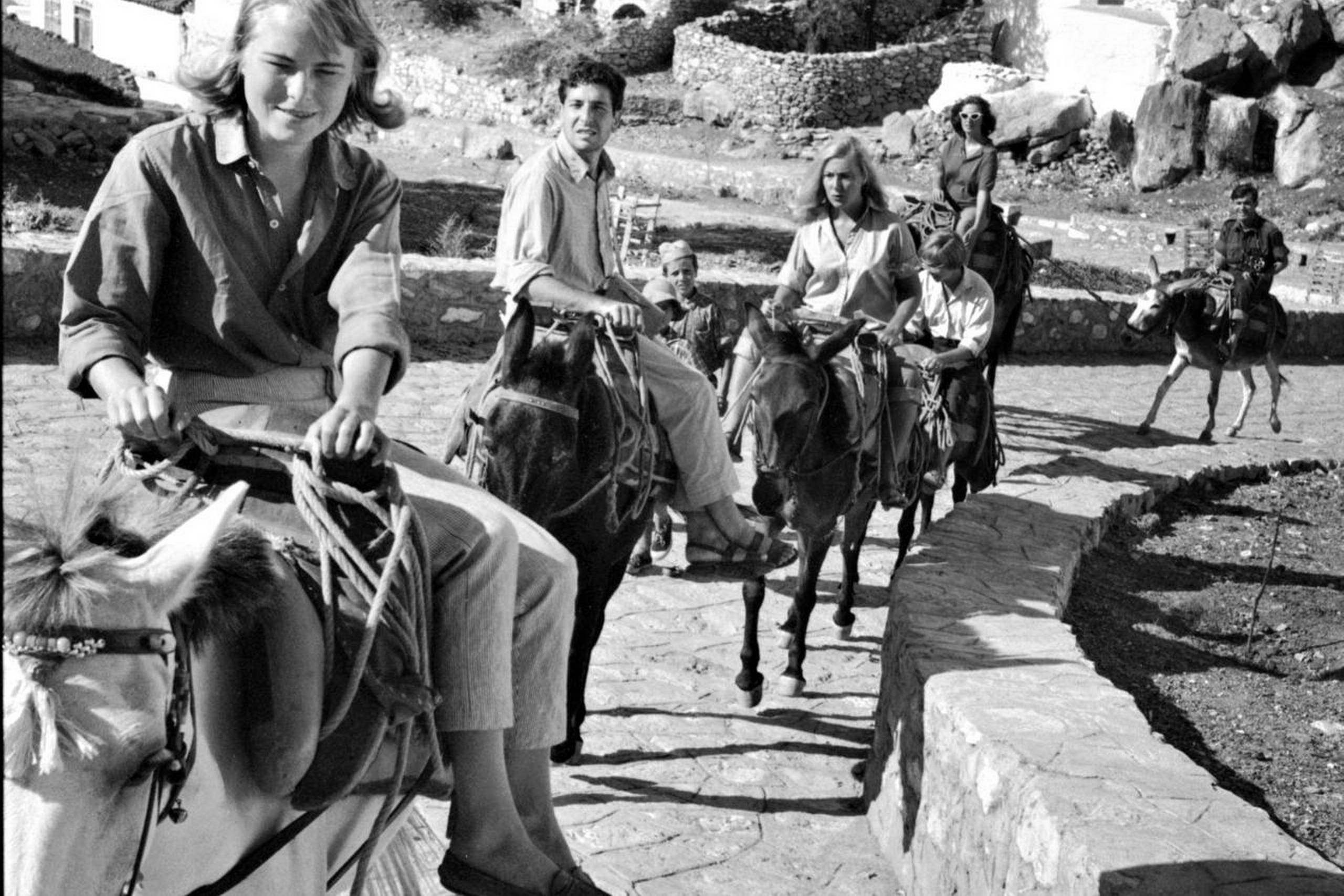 Marianne Ihlen fra Norge ses forrest, mens Leonard Cohen er lige efter. Leonard Cohens sang ”So Long, Marianne” handler om den norske kvinde. Arkivfoto: James Burke/The Life Picture Collection/Getty Images