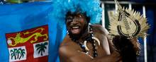 En Fiji-fan fejrer sit lands guldmedalje i rugby. Foto: Robert F. Bukaty/AP