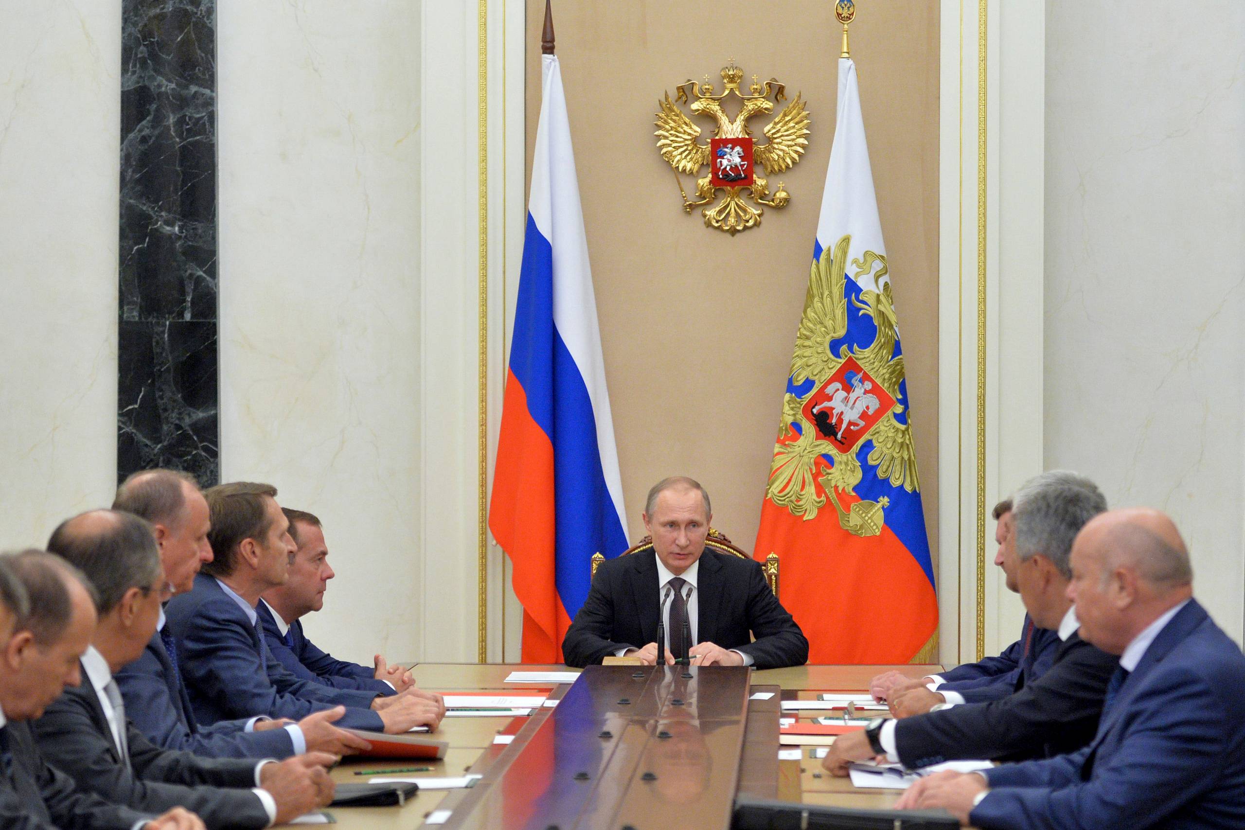 Den russiske præsident Vladimir Putin (midten) sidder til møde med sit nationale sikkerhedsråd i Moskva, Rusland, torsdag d. 11. august 2016. Foto: Alexei Druzhinin/Sputnik, Kremlin Pool Photo via AP Photo. 