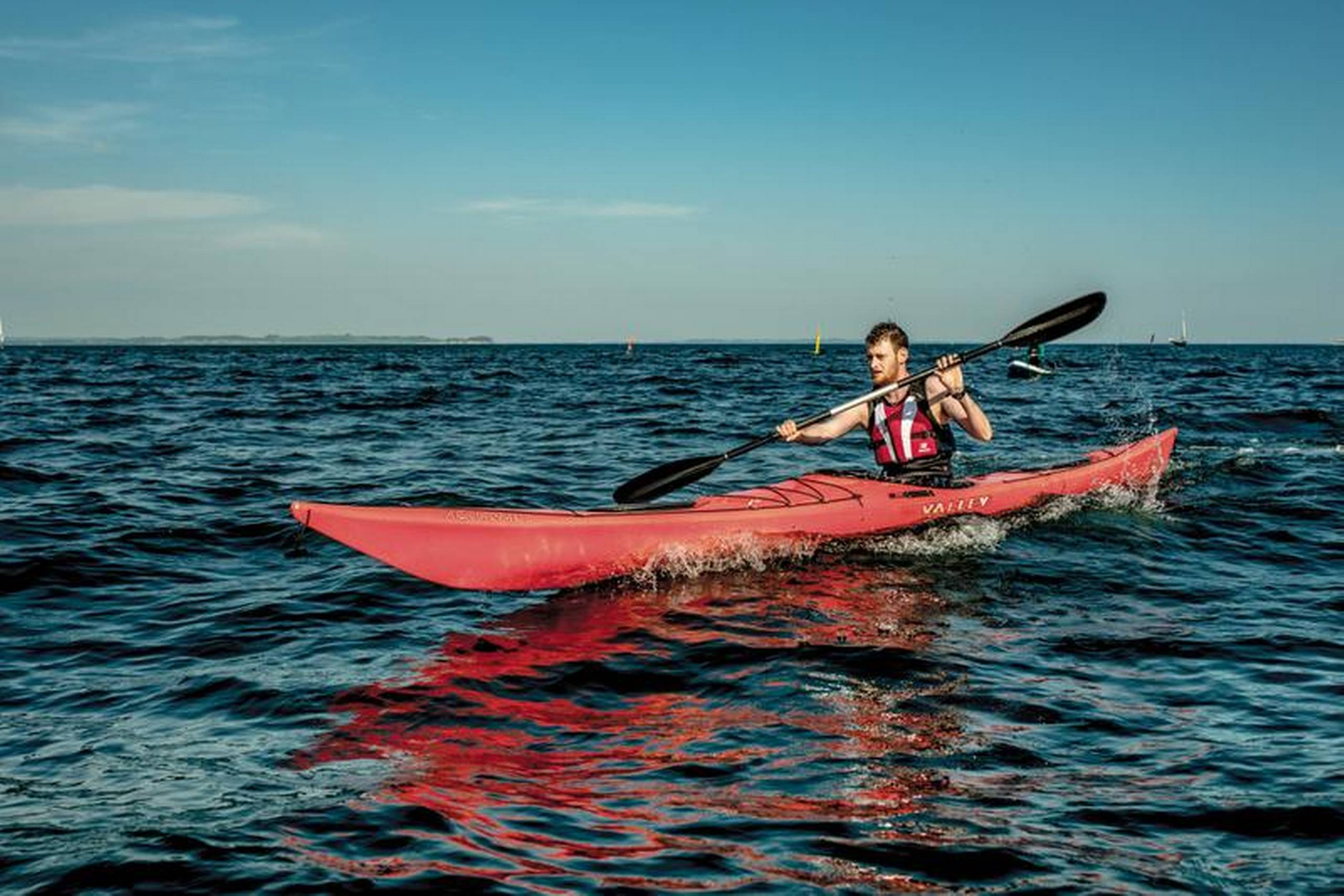Havkajak er en fed kombination af individsport og fællesskab. Du kan enten vælge at tage ud alene og sidde i bugten og slappe af, eller sejle med andre og få det sociale.