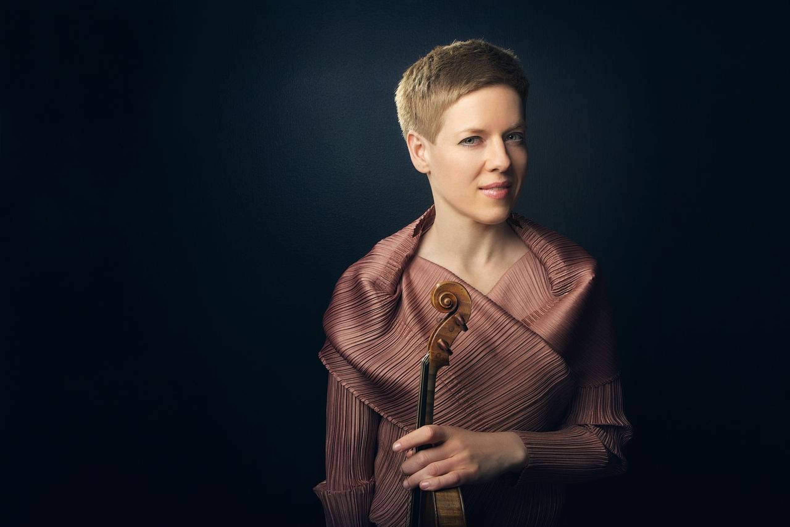 Isabelle Faust fyldte Tivolis Koncertsal med skinnende, sangbar velklang i Dvoráks Violinkoncert. Foto: Molina Visuals