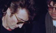 Det berømte amatørfoto af John Lennon, der villigt signerer et eksemplar af albummet "Double Fantasy" til Mark David Chapman, der ses til højre. Nogle timer senere skød og dræbte han Lennon. Foto: Wikiwand/Public Domain/Paul Goresh