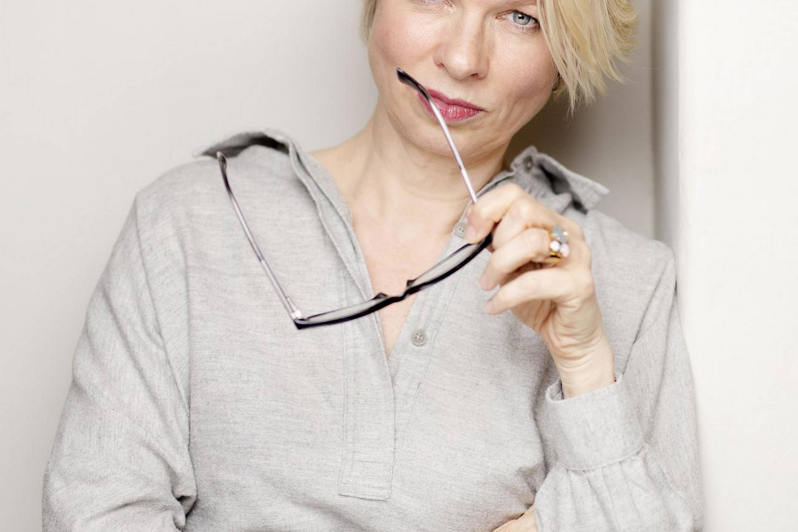 Linn Ullmanns ”De urolige” er en næsten ufatteligt rig, overlegent komponeret og afklaret bog. Foto: Gyldendal