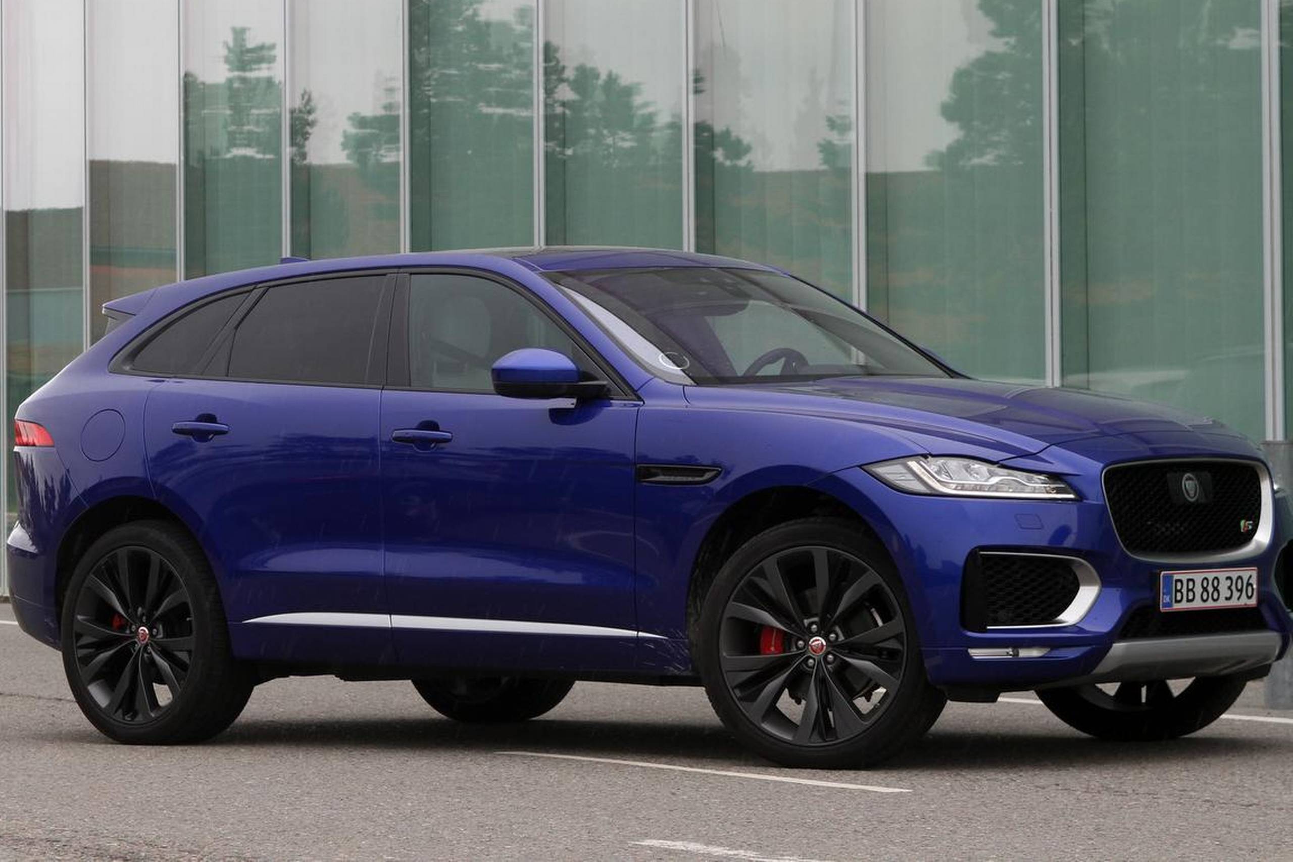 Ny luksus-SUV. Jaguar kaster sig ud i kamp mod først og fremmest Range Rover og Porsche med bilen her – F-Pace. Versionen her er F-Pace 3,0D AWD First Edition 300PS. Foto: Flemming Haslund