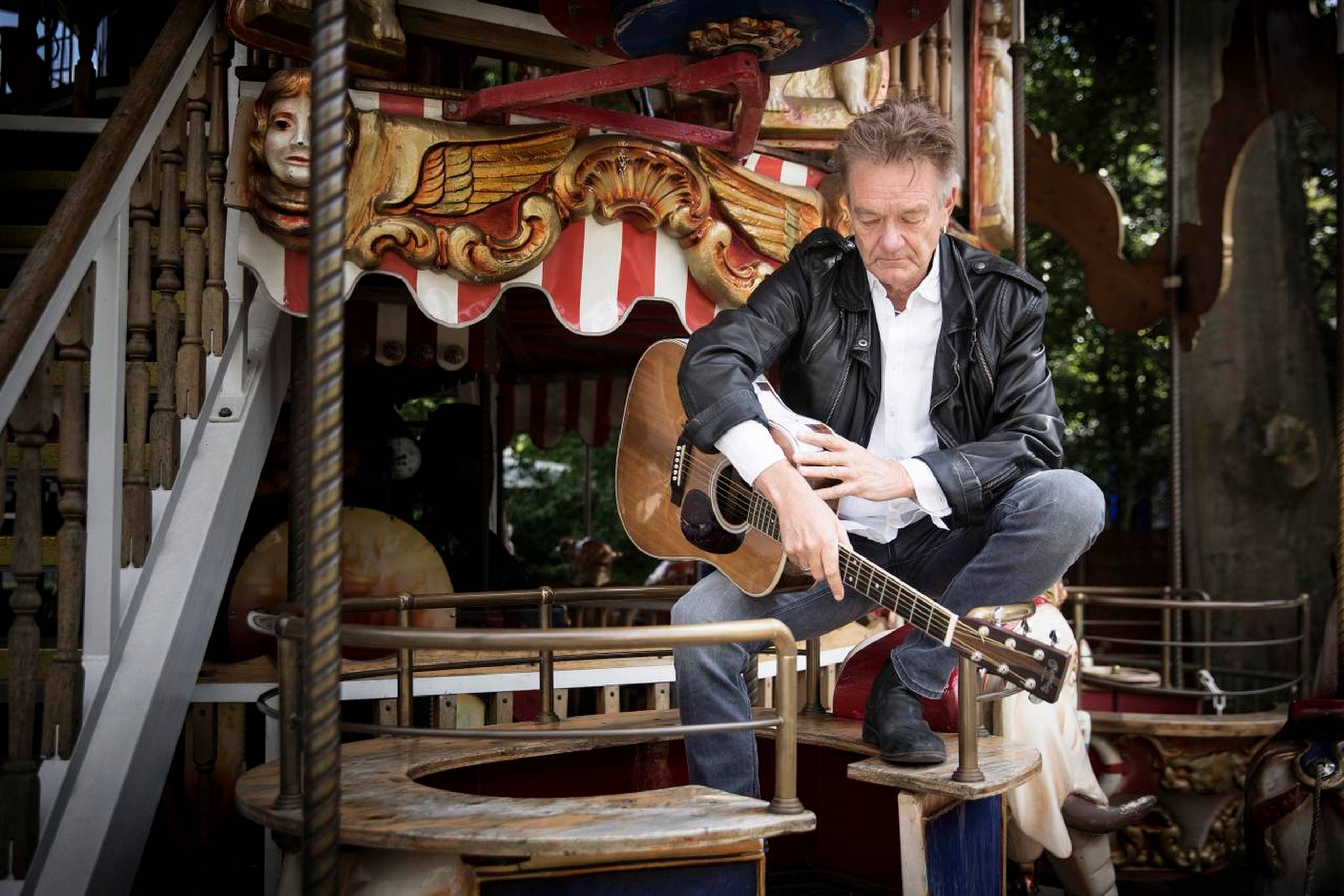 Sommerens turné er Lars Lilholts 34. af slagsen. Han elsker stadig at skabe en koncert, hvor band og publikum »giver den en over nakken, glemmer os selv og skråler igennem.« Foto: Benjamin Nørskov