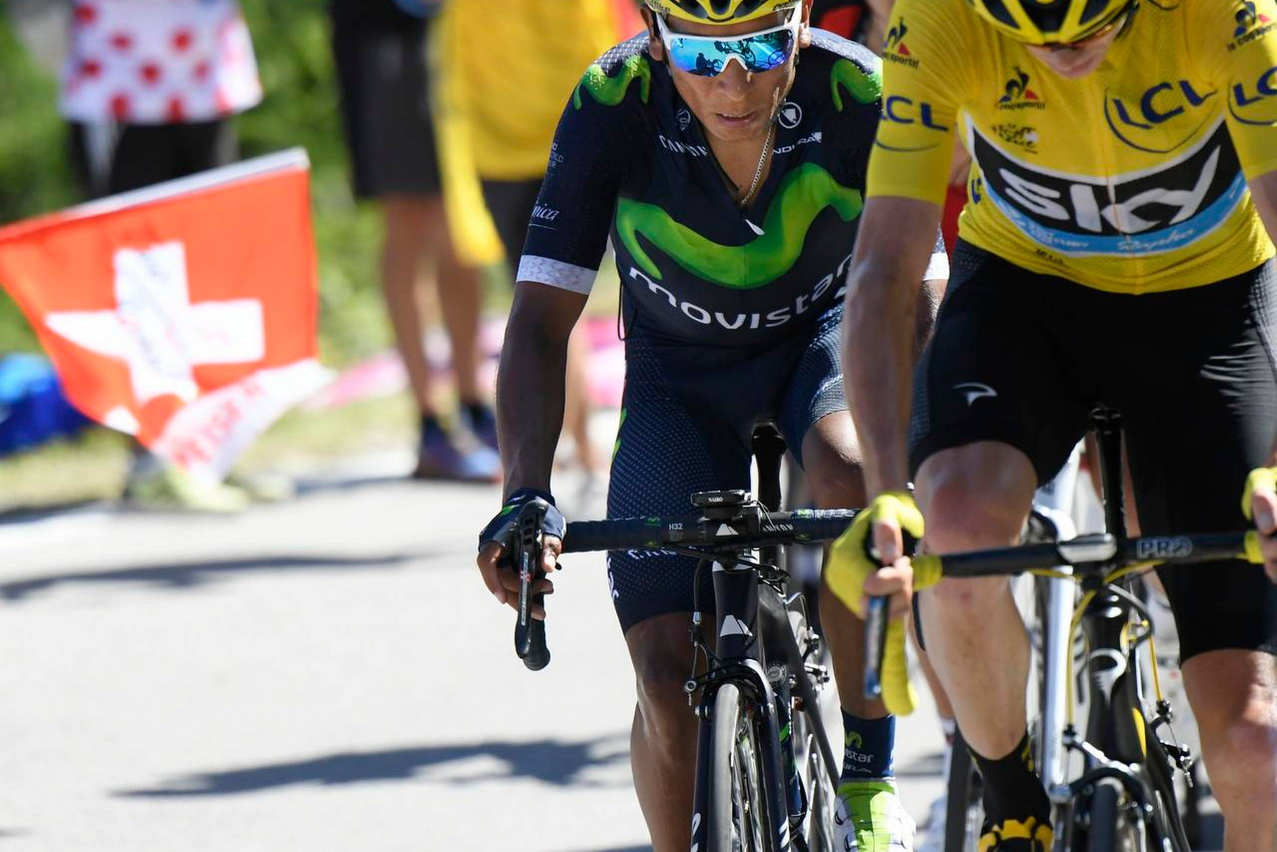 Nairo Quintana i den position, som han har siddet ”fanget” i det seneste år. I Chris Froomes baghjul i et forsøg på at hænge med. Foto: Stephane Mantey/AP