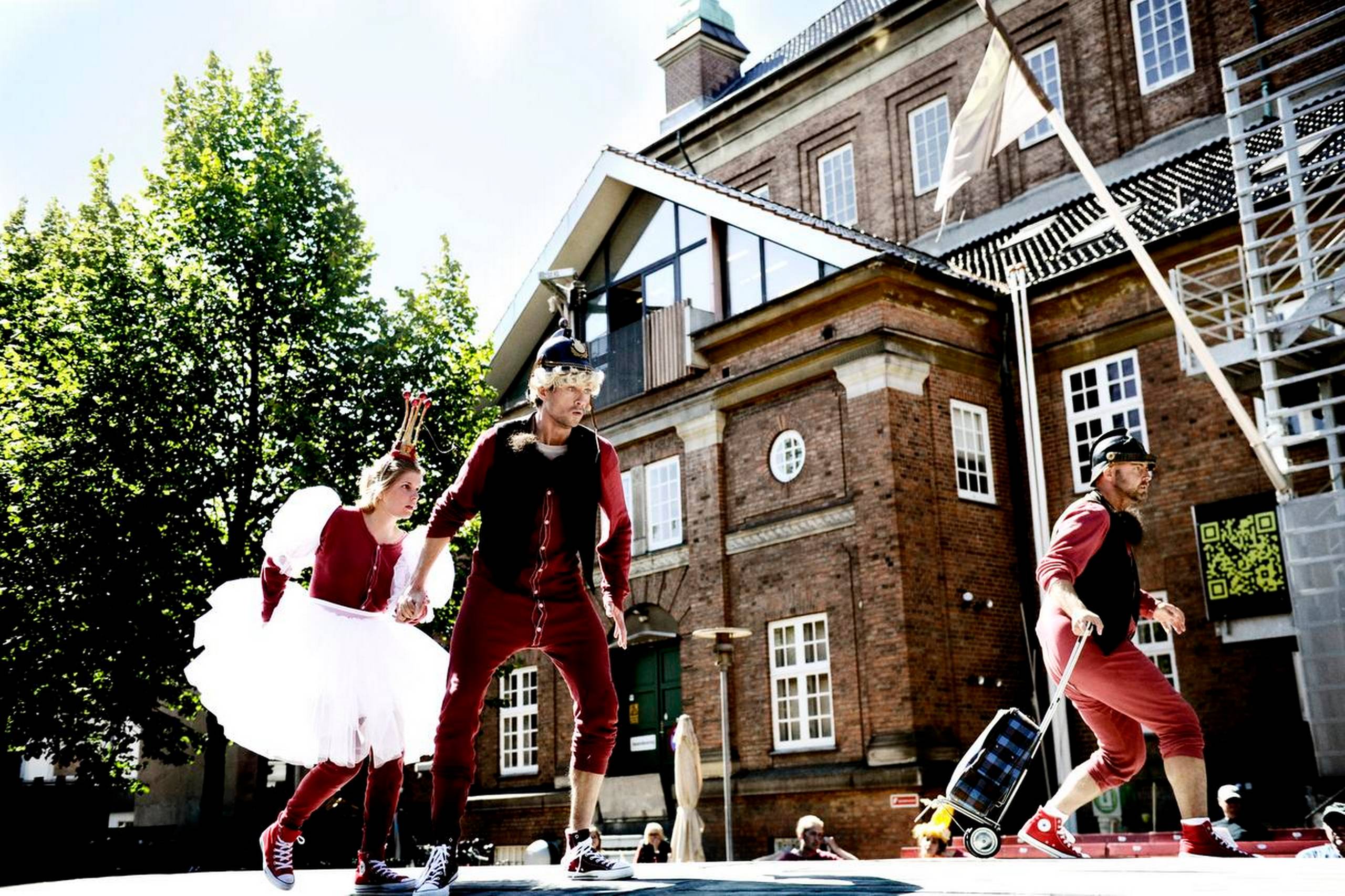 Prinsesse Margrethe (Anne Blomsgård), Prins Henrik (Emil Bodenhoff-Larsen) og hans hjælper (Michael Grønnemose) i Odense Teaters vilde H.C. Andersen-farce. Foto: Morten Kjærgaard