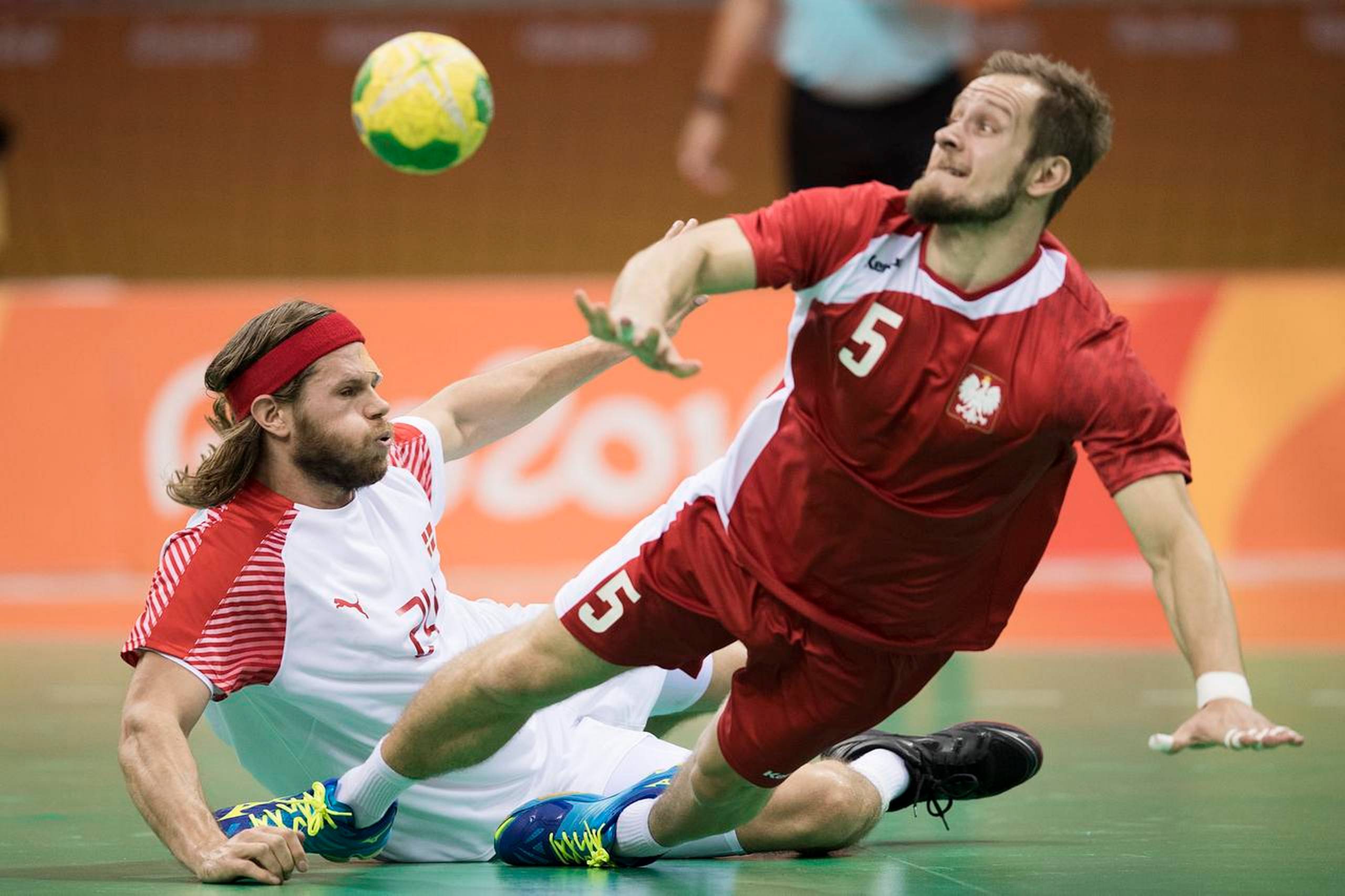OL-semifinalen var et tæt opgør, men nu er fokus rettet mod finalen. Her er Mikkel Hansen i nærkamp med Polens Mateuz Jachlewski. Foto: Gregers Tycho