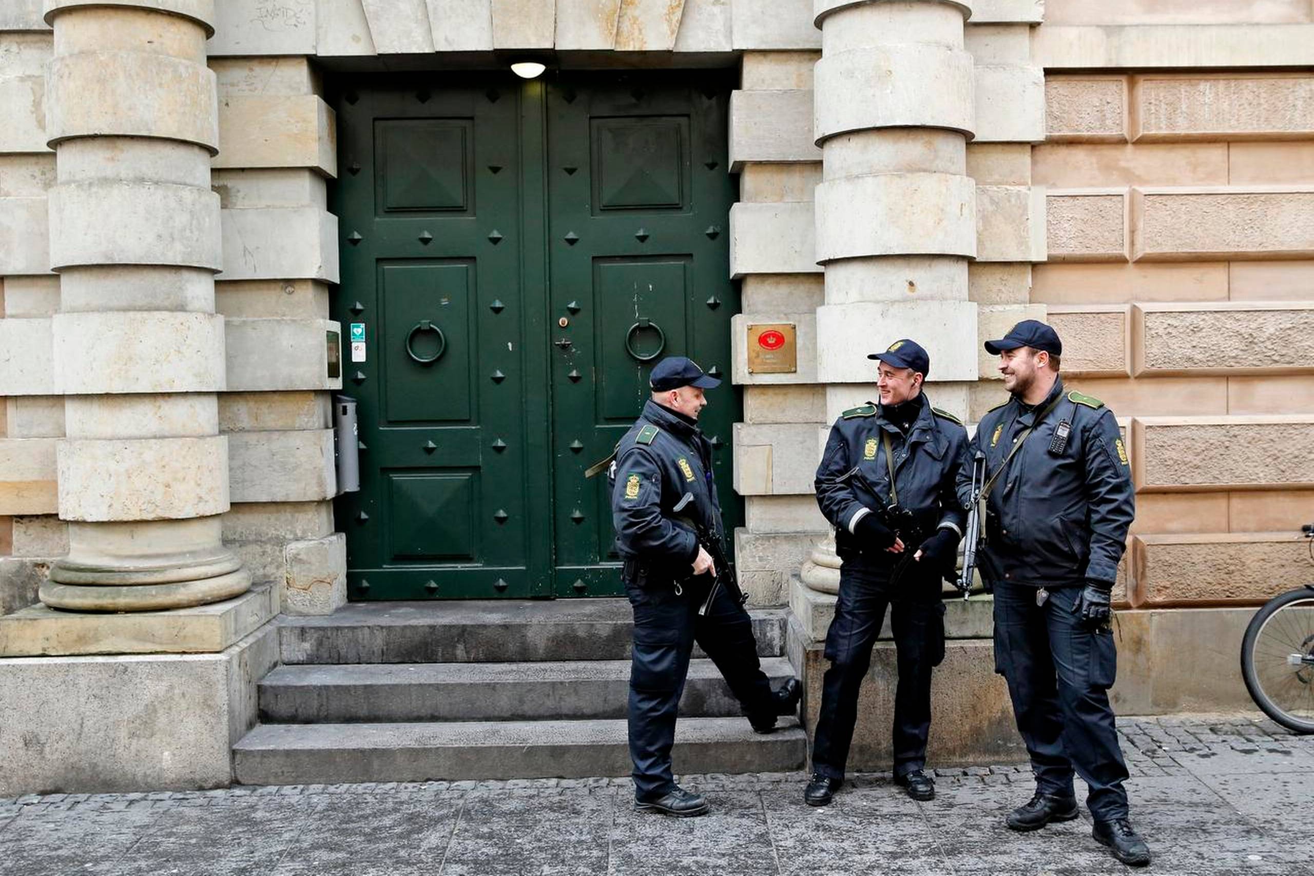 Massivt politiopbud foran byretten, hvor to af de fire sigtede i sagen første gang blev fremstillet i 2015.