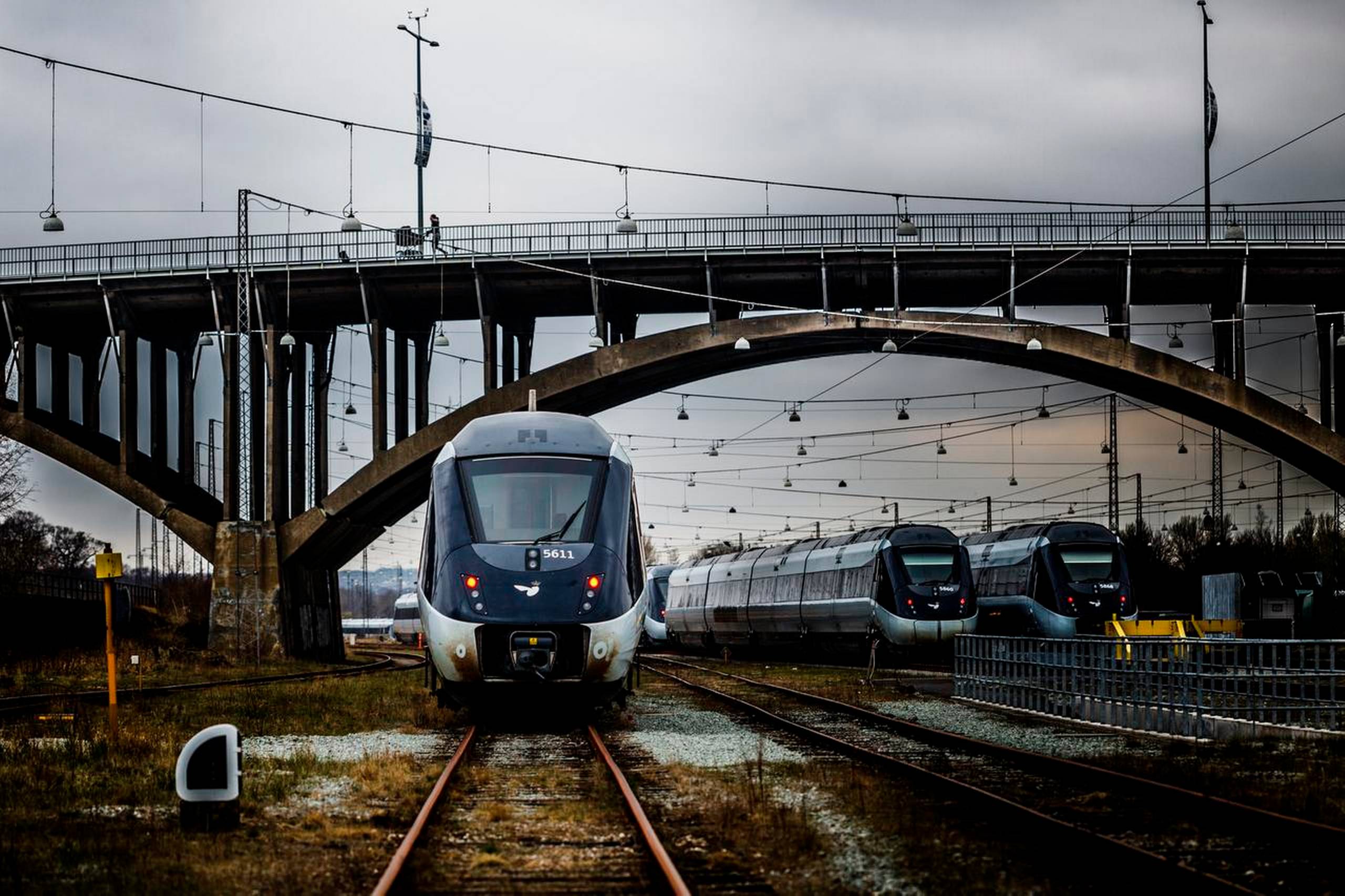 IC4-toget er en af de største danske fejlinvesteringer. Toget har aldrig fungeret efter planen, og mange tog står stille som her i Aarhus. Nu skal moderne eltog om otte-ni år erstatte IC4-toget. Arkivfoto: Mikkel Berg Pedersen
