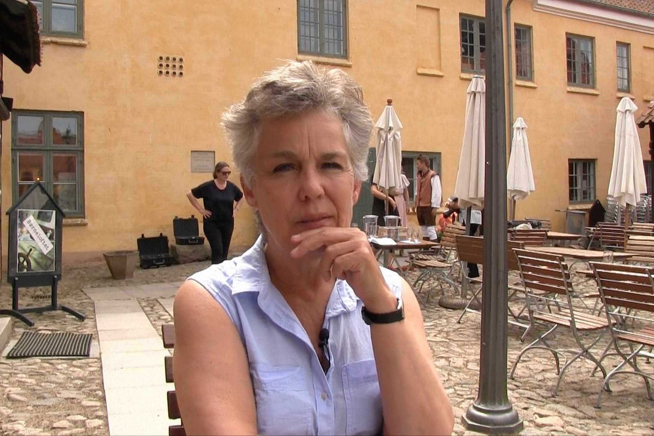 Vibeke Wrede under prøverne på hendes og Holbæk Teaters seneste forestilling, ”Pyramus & Thisbe”, som blev opført i museumsgården på Holbæk Museum. Foto: Kristoffer Møller Hansen
