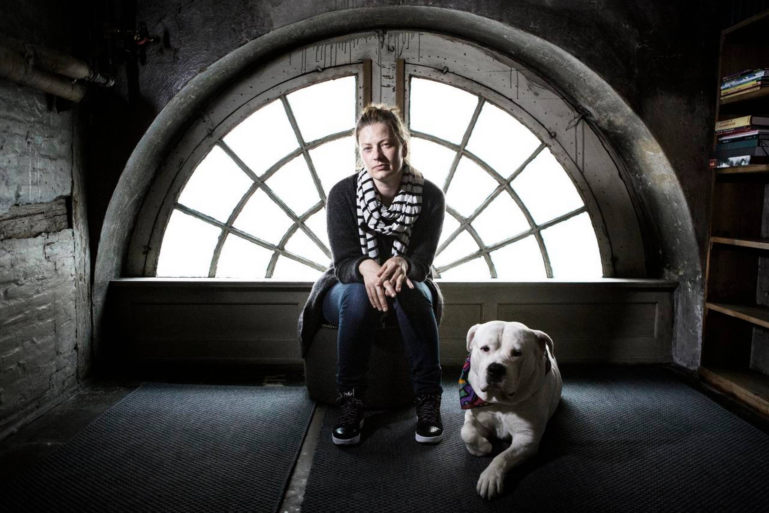 Karina Pedersen er både vred og fortumlet over debatten og over Lisbeth Zornig Andersens angreb, men afviser ikke, at hun i en nødsituation fik penge, først 20.000 kr., siden 18.000 kr., af firmaet Huset Zornig for såkaldte konsulentydelser, som hun dog aldrig har leveret. Foto: Rune Aarestrup Pedersen