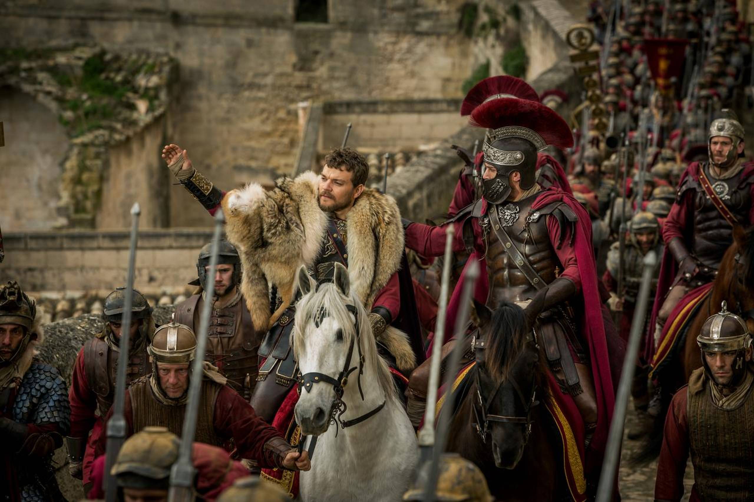 Pilou Asbæk poserer som en fersk, fortabt Pilatus uden dæmoni og farlighed. Foto: Philippe Antonello