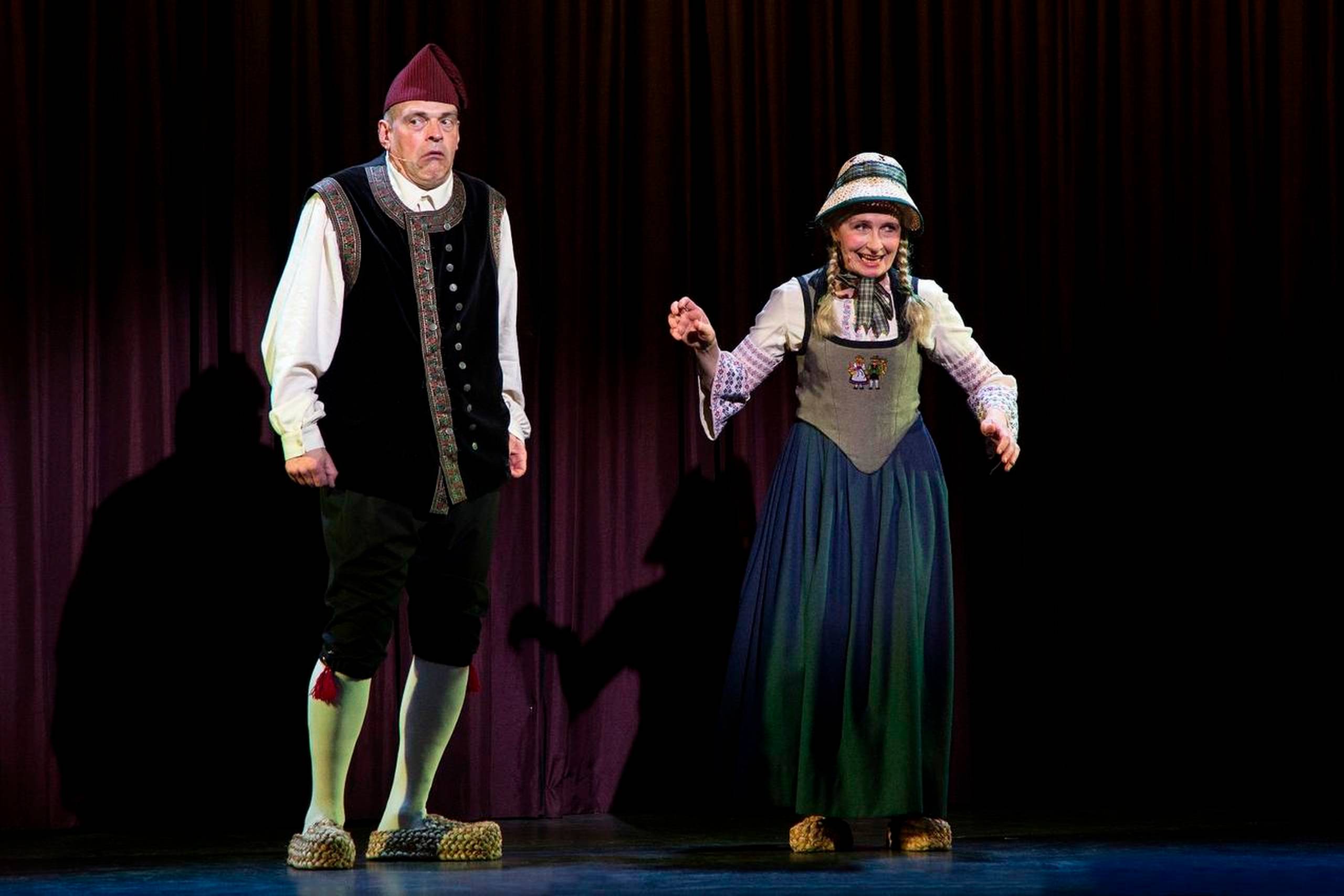 Her ses Niels Olsen og Bodil Jørgensen i gang med nummeret ”Den sørgmodige hanekylling” om hanekyllingen, der ikke har lært at gokke. Foto: Pr 