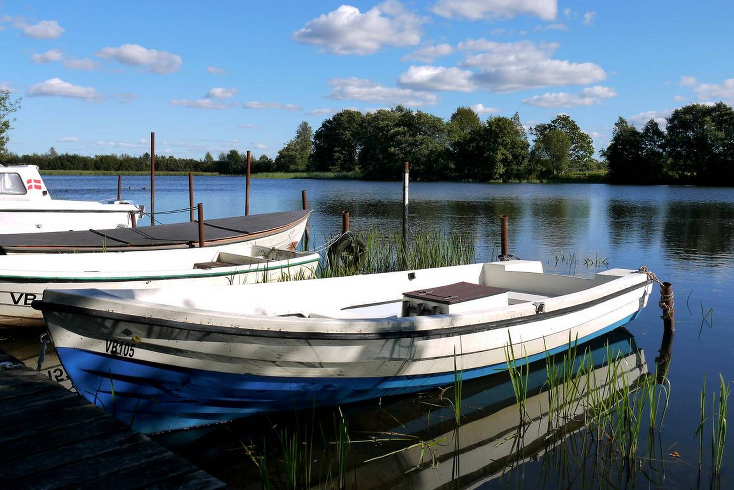Tange Sø er Danmarks største kunstige sø. Nu raser laksekrigen i området. Foto: Arne Rudi Jensen