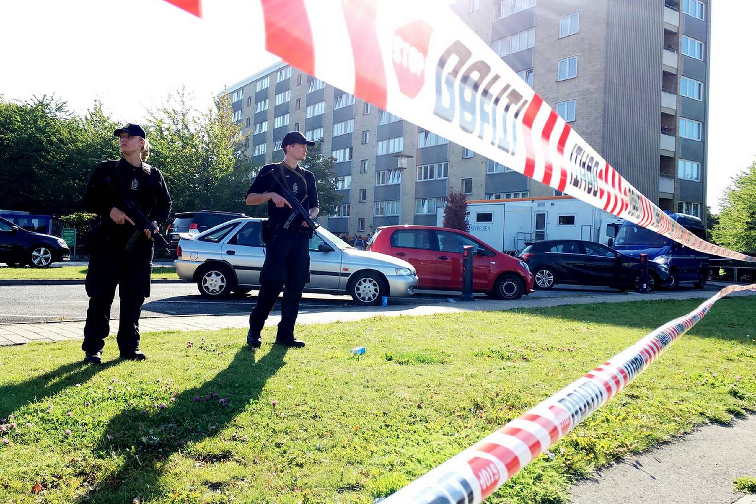 Politi i Tårnby efter jagten på Mesa Hodzic, som ved 23-tiden onsdag aften trak en pistol og affyrede skud, da to civilklædte betjente forsøgte at anholde ham i forbindelse med en hashaktion på Christiania. Foto: Thomas Borberg