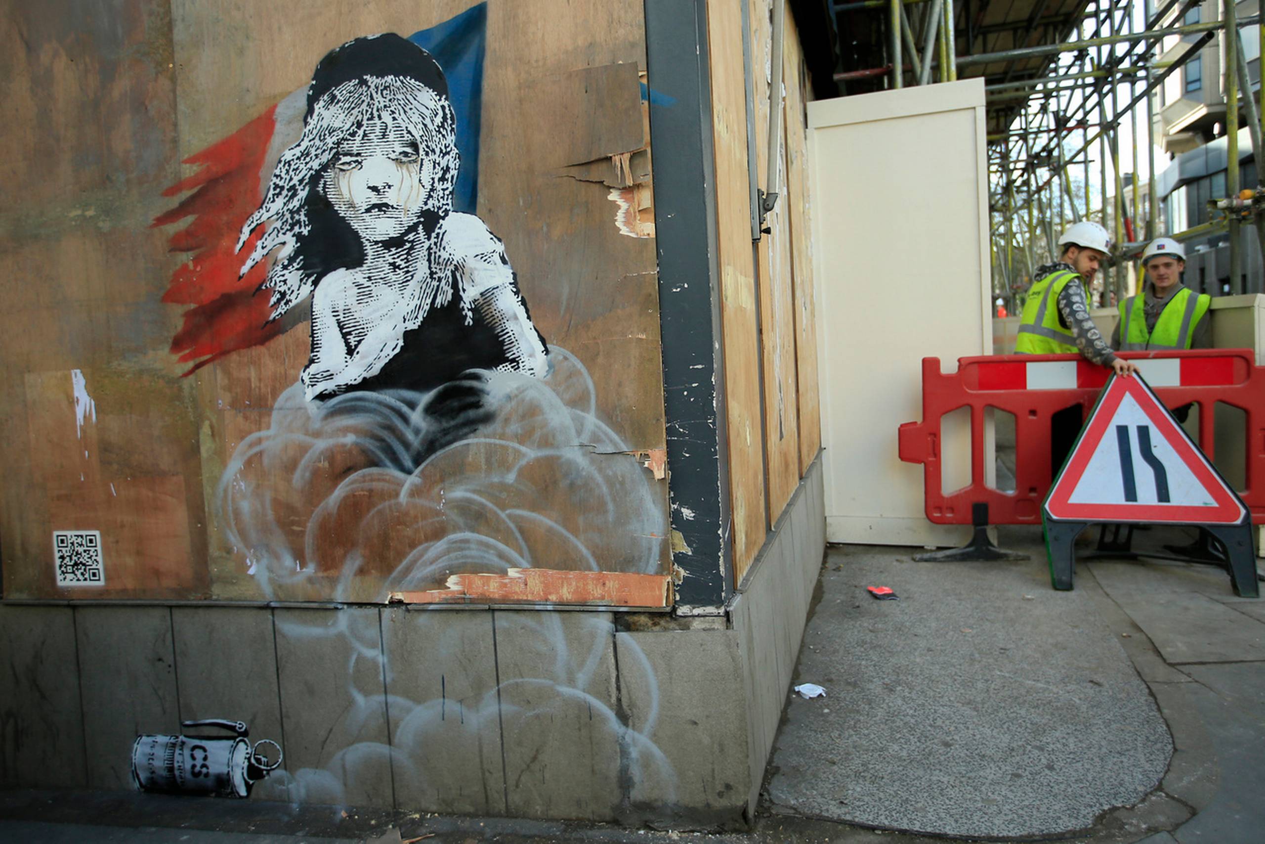 Kunstværk af Banksy ved den franske ambassade i London, England. En britisk journalist har et nyt bud på, hvem Banksy i virkeligheden er. Foto: Alastair Grant/AP