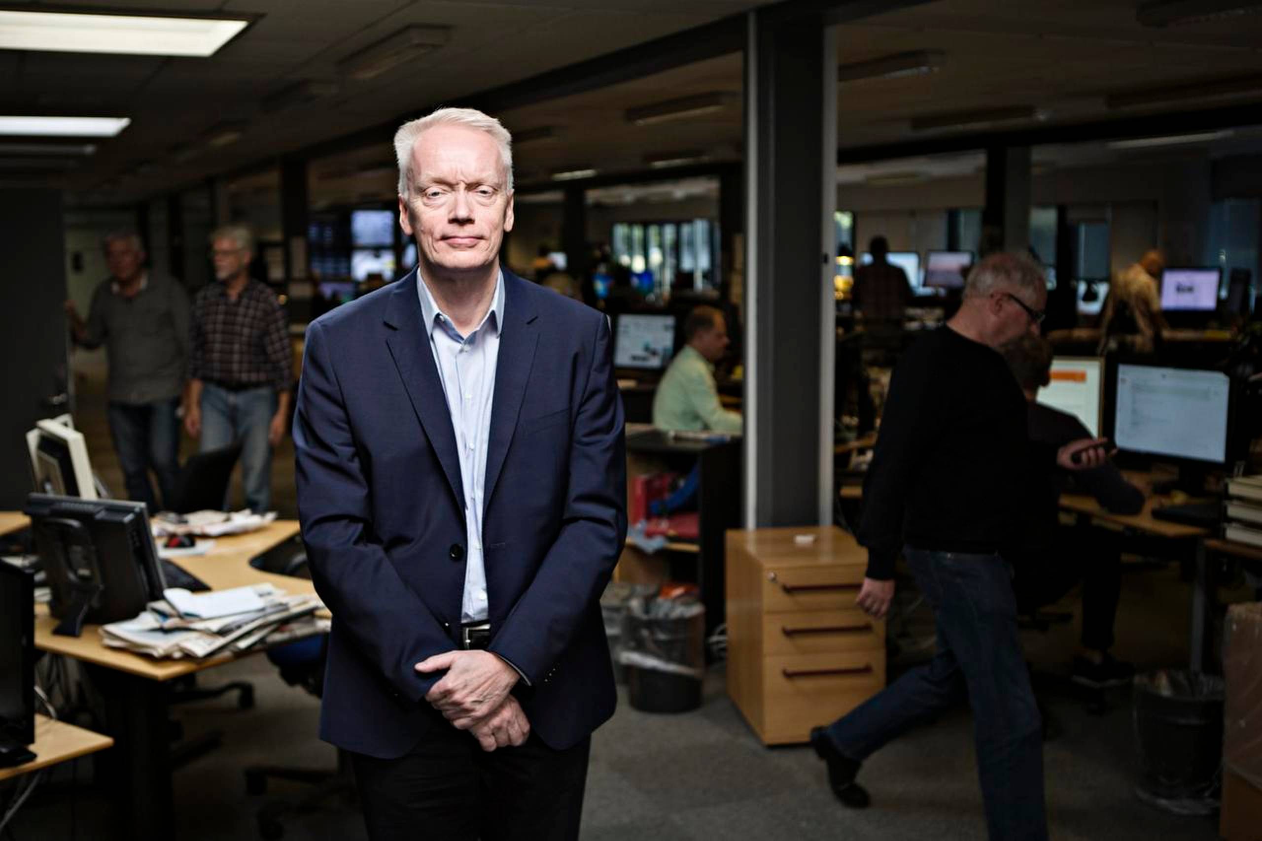 Jørn Mikkelsen, der sagde sin stilling som ansvarshavende chefredaktør på Jyllands-Posten op i foråret, men først gjorde det officielt i går, ses her på sin sidste arbejdsdag i avisens maskinrum, nyhedssekretariatet. Foto: Tobias Nicolai