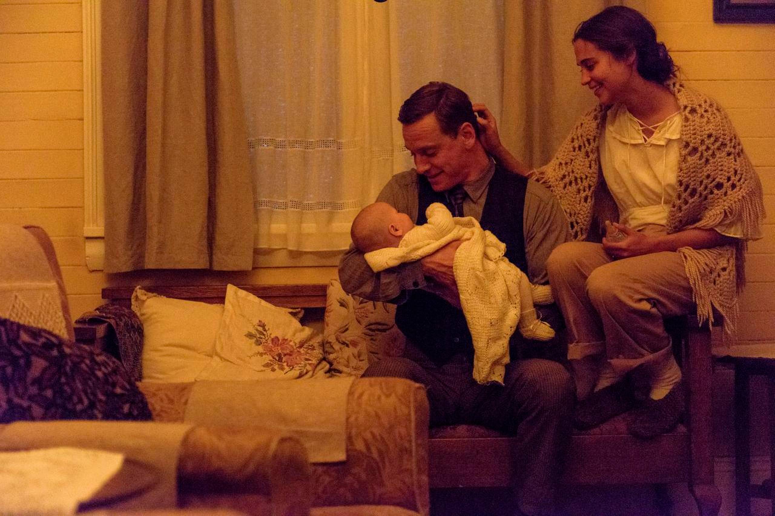 Tom (Michael Fassbender), Isabel (Alicia Vikander) og deres lille Lucy, mens alt er idel lykke. Sådan skal det ikke blive ved i ”Lyset i havet”. Foto: Davi Russo