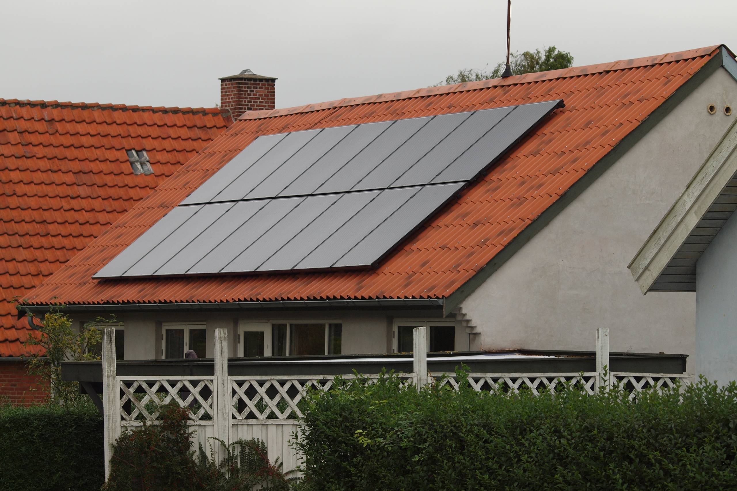 Solcelleejerne skal fra 2017 betale for brugen af højspændingsnettet, når de trækker strøm til deres husstand, mener Energinet.dk. Det kan koste ejerne 300-400 kr. om året. Foto: Torben Klint