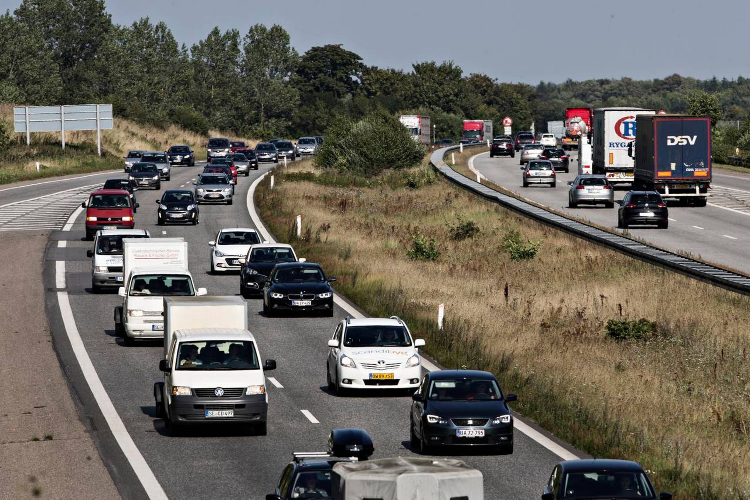 Kø på E45 ved Skanderborg. Der foregår en konstant kamp om, hvor der skal investeres i trafik. Jyderne fører på veje, mens sjællænderne har fået langt de fleste investeringer i jernbaner. Arkivfoto: Tobias Nicolai