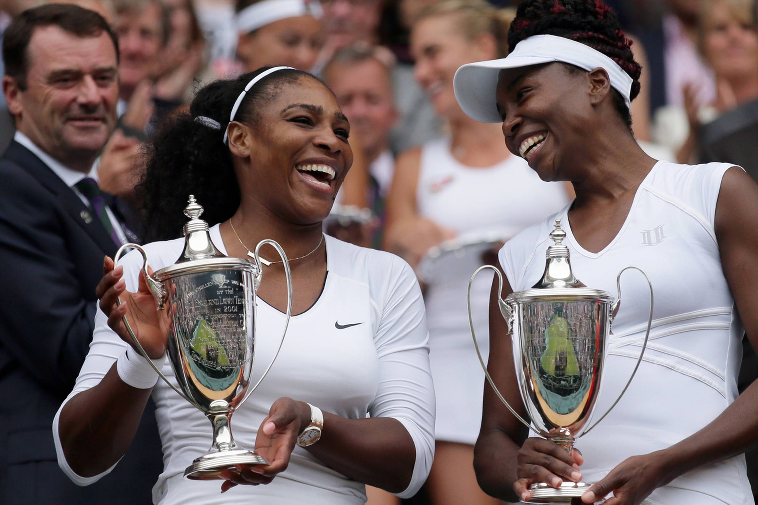 Serena Williams (tv.) og Venus Williams vandt damedouble-finalen ved Wimbledon i 2016. Lørdag morgen dansk tid står de over for hinanden i singlefinalen ved Australian Open. Foto: Tim Ireland/AP
