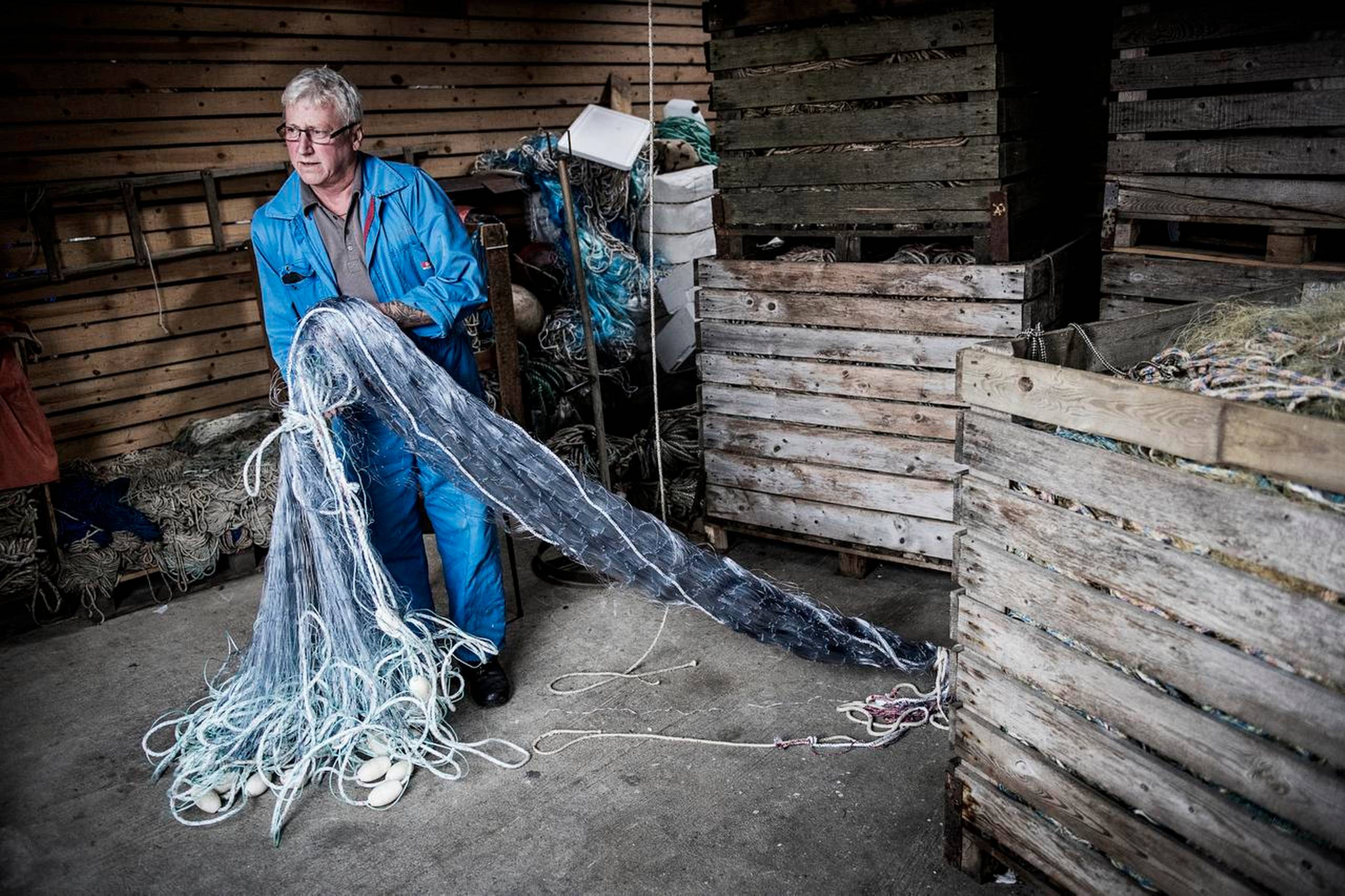 Johnny Pedersen har planer om at etablere en fabrik, der opdrætter fisk, for enden af Thorsminde Havn. Den kan måske skabe 20 arbejdspladser, og ifølge ham har fiskeriet faktisk aldrig været bedre end i dag, i de 26 år han har været fisker. Foto: Casper Dalhoff