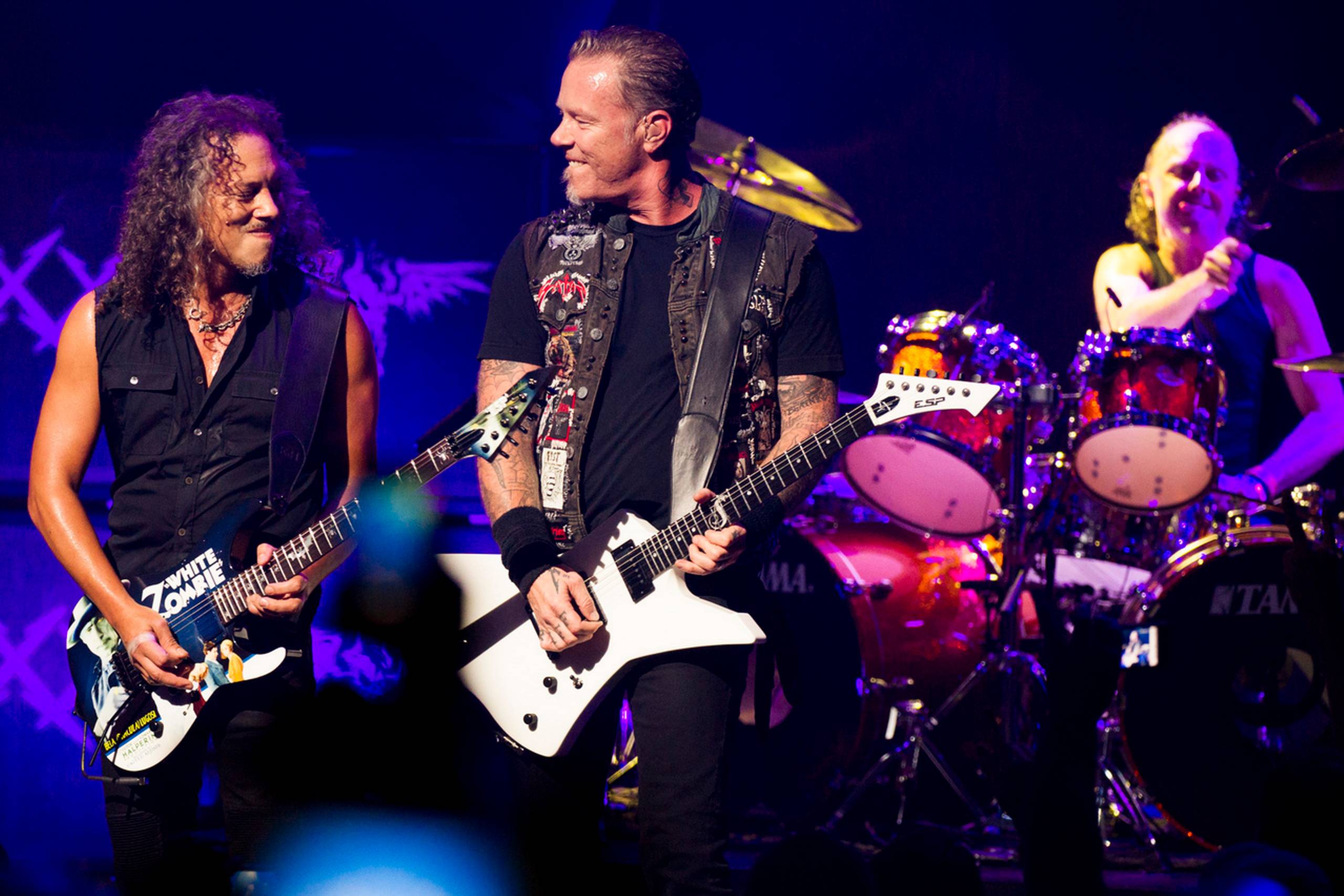 Metallica har spillet i Danmark mange gange gennem årene. Fra venstre er her Kirk Hammett, James Hetfield og danske Lars Ulrich bag trommesættet. Foto: Charles Sykes/AP