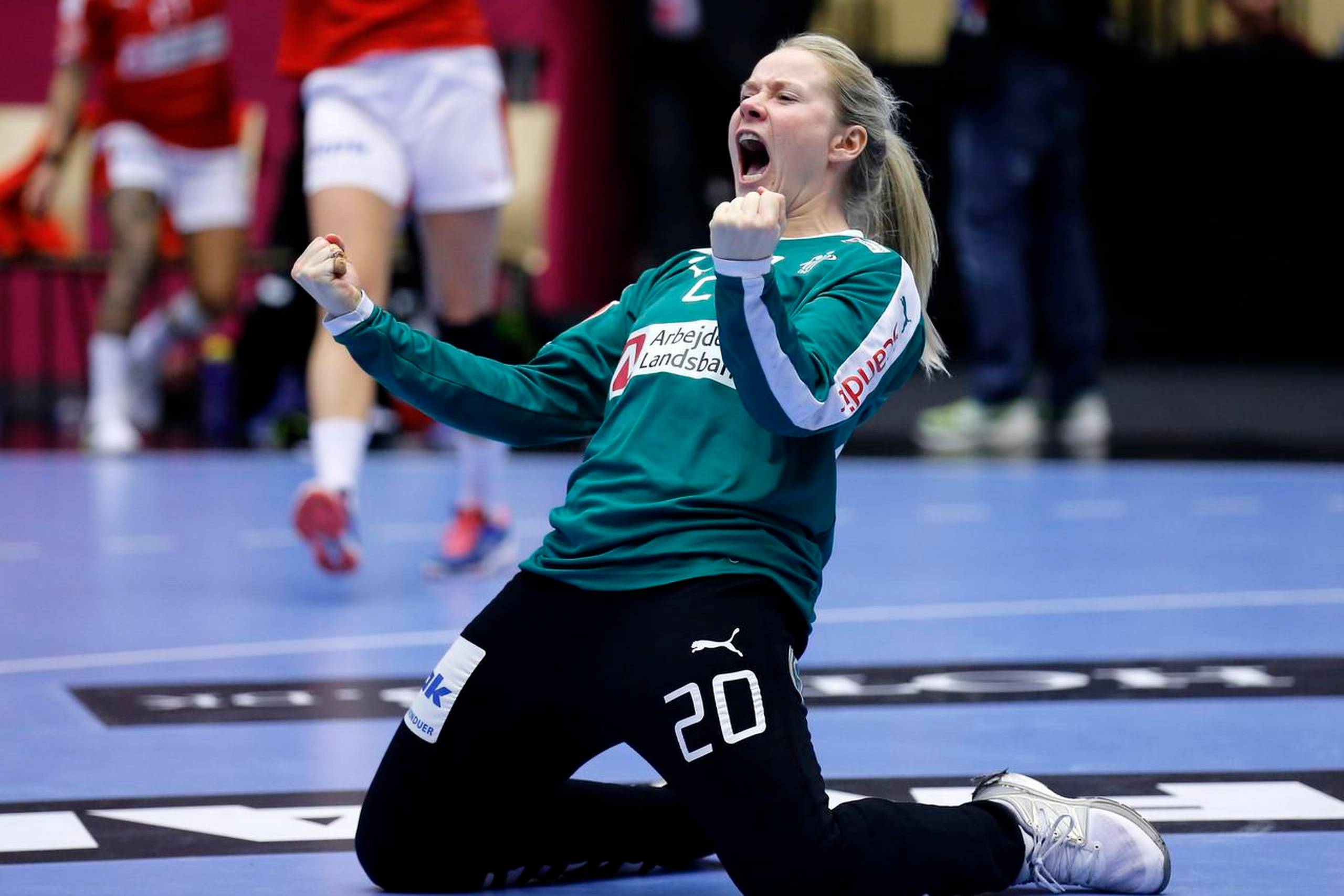 Rikke Poulsen blev for alvor kendt, da hun viste store følelser efter at have snuppet et straffekast i sidste sekund af kvartfinalen mod Rumænien ved VM 2015. Den ordinære kamp endte dermed uafgjort, men efter forlænget spilletid tabte Danmark dog 30-31 - efter en scoring i sidste sekund. Foto: Jens Dresling/Polfoto