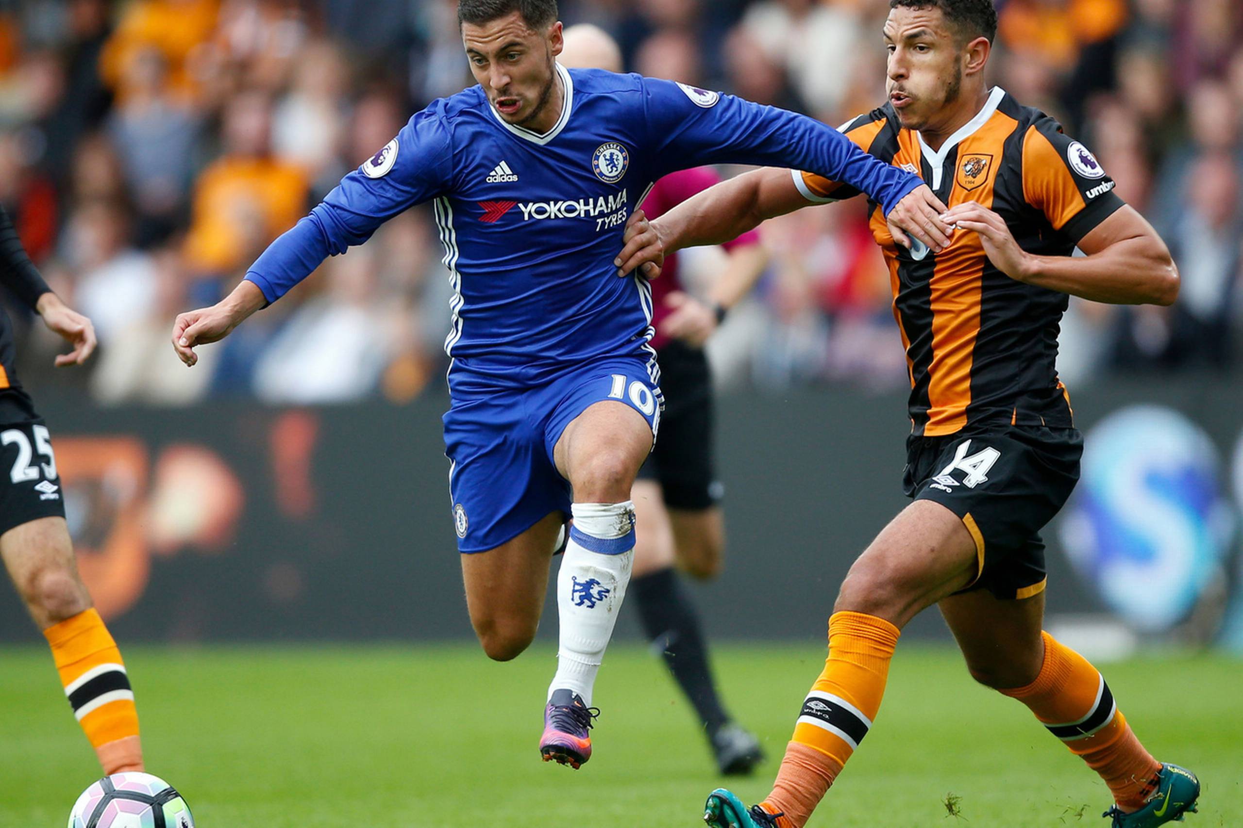 Chelseas Eden Hazard i nærkamp med Hulls Jake Livemore. Foto: Danny Lawson/AP