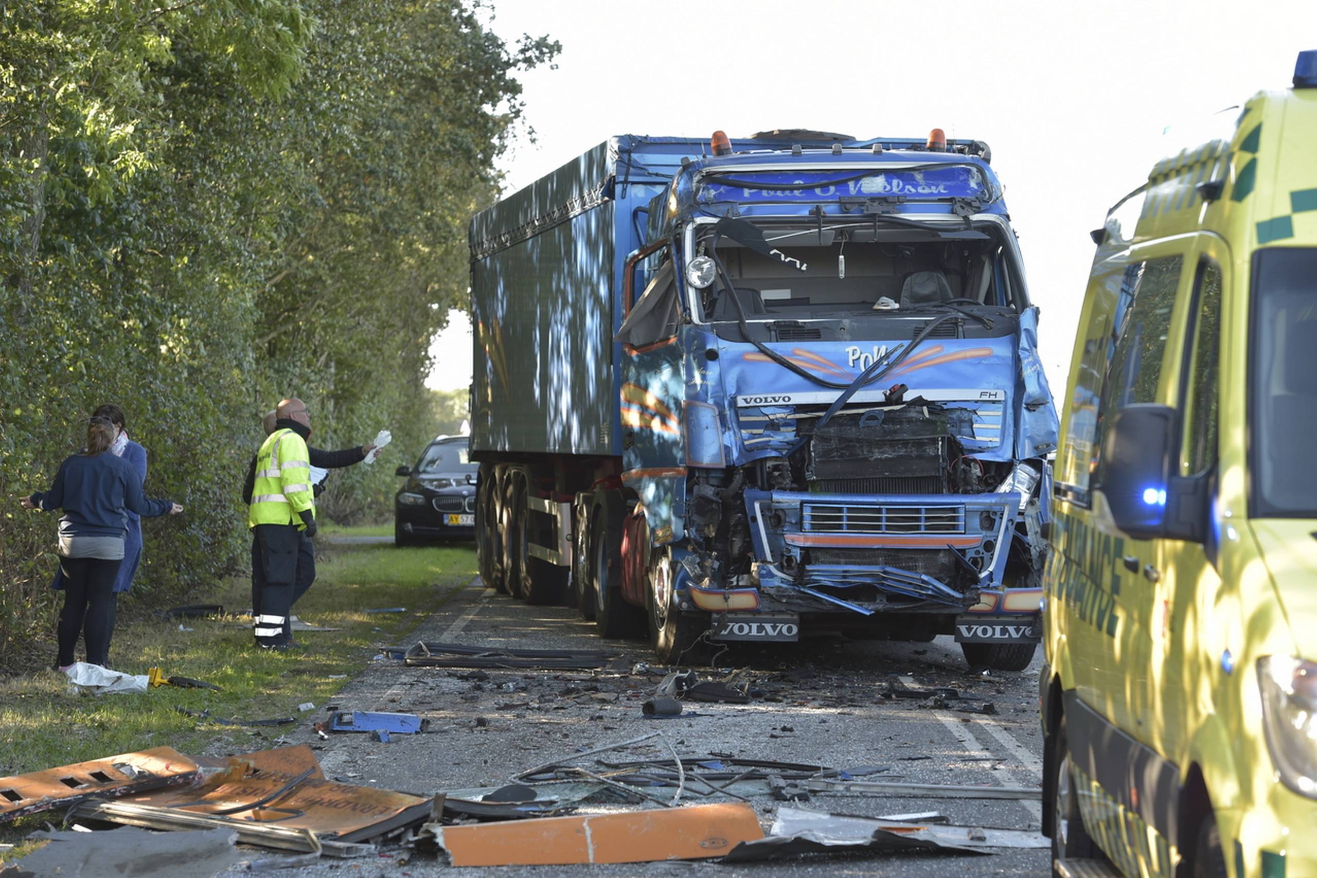 En lastbil og en skolebus stødte torsdag sammen på Løgstørvej i Stenild ved Hobro. Foto: Rene Schutze/Polfoto