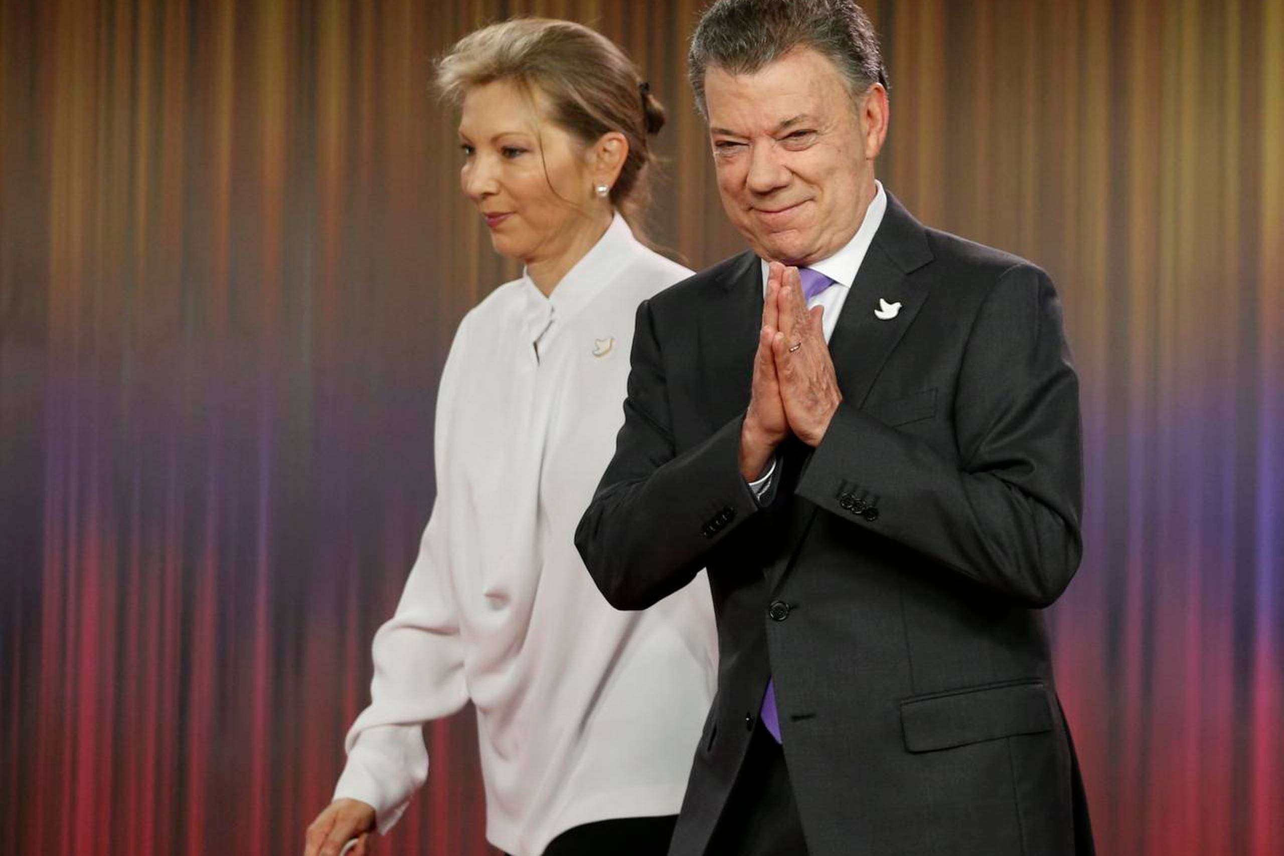 I en tid hvor verden hærges af utallige konflikter, men ikke mange vellykkede mæglingsforsøg, var Colombias præsident Juan Manuel Santos åbenbart det mest nærliggende bud på en modtager af fredsprisen. Her ankommer han til pressekonference fredag i forbindelse med offentliggørelsen af pristildelingen sammen med sin hustru, Maria Clemencia Rodriguez. Foto: Fernando Vergara/AP