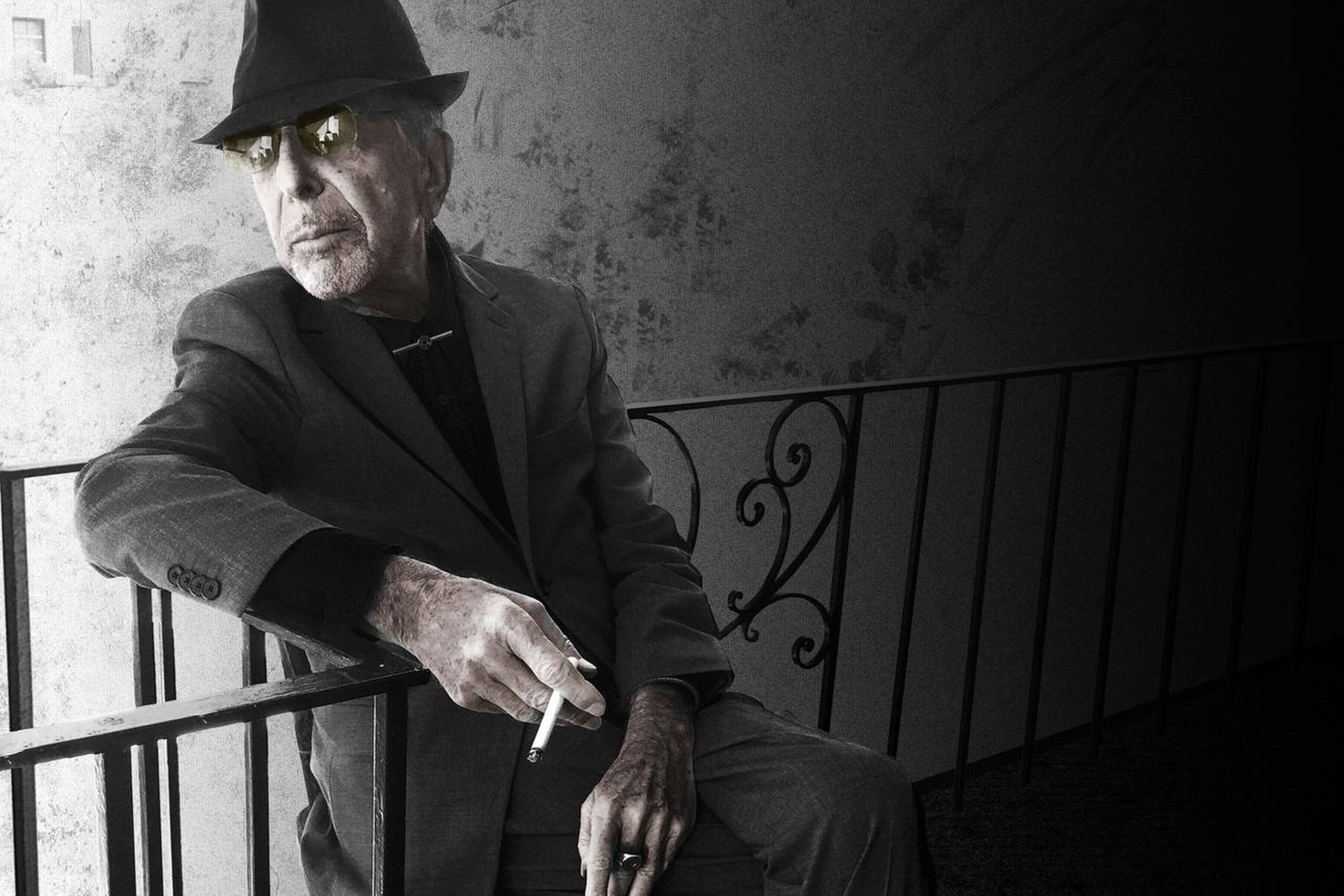 Leonard Cohen var engang kæderyger, men har efter sigende ikke røget i en årrække. Alligevel lader han sig fotografere med en cigaret på albumcoveret og pr-fotoet til sit nye opus, ”You Want It Darker”. Foto: Columbia Records