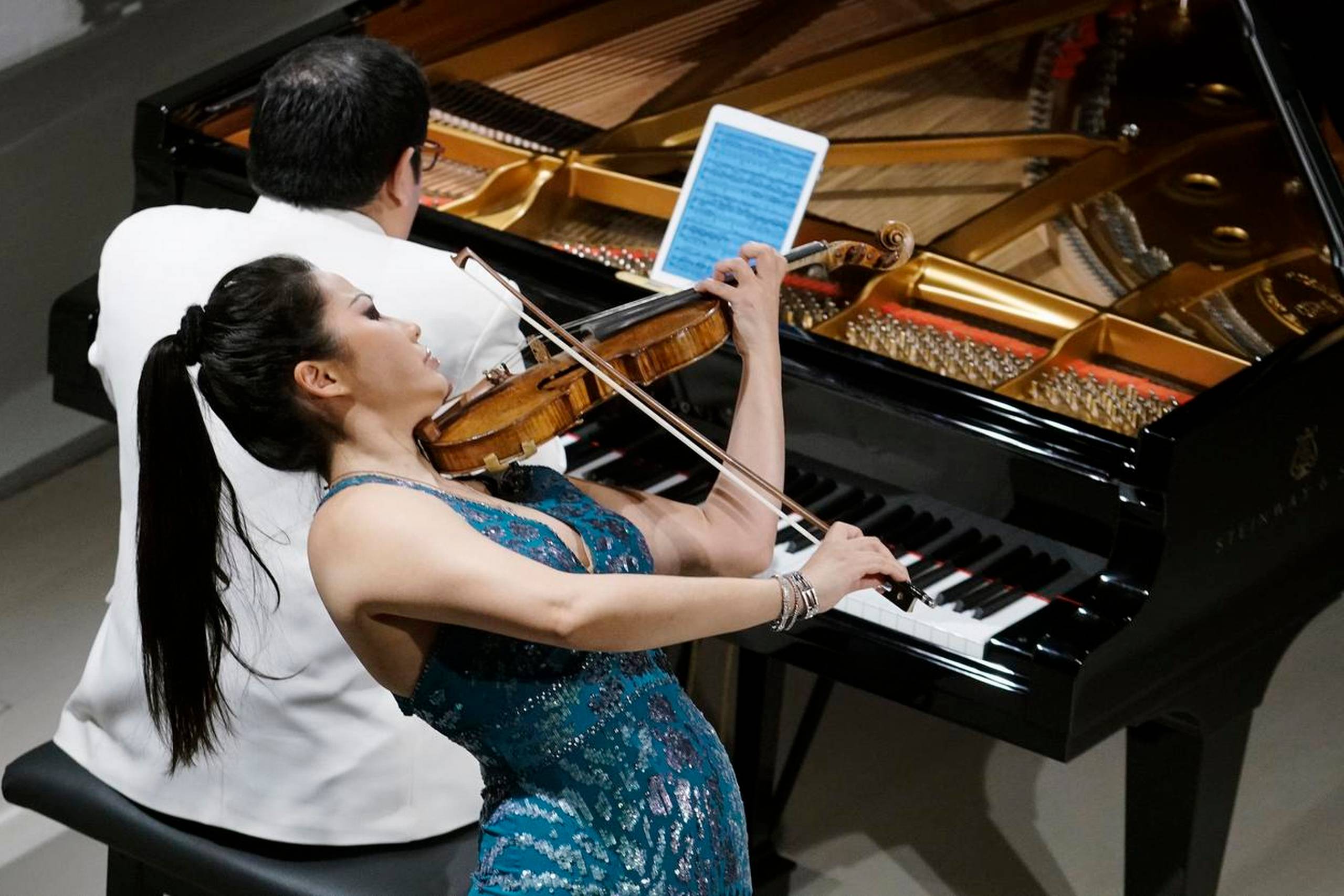 35-årige Sarah Chang strålede med lipgloss og lang, smaragdgrøn robe, da hun onsdag indtog Mogens Dahl Koncertsal med intime kammertoner. Foto: Ole Christiansen