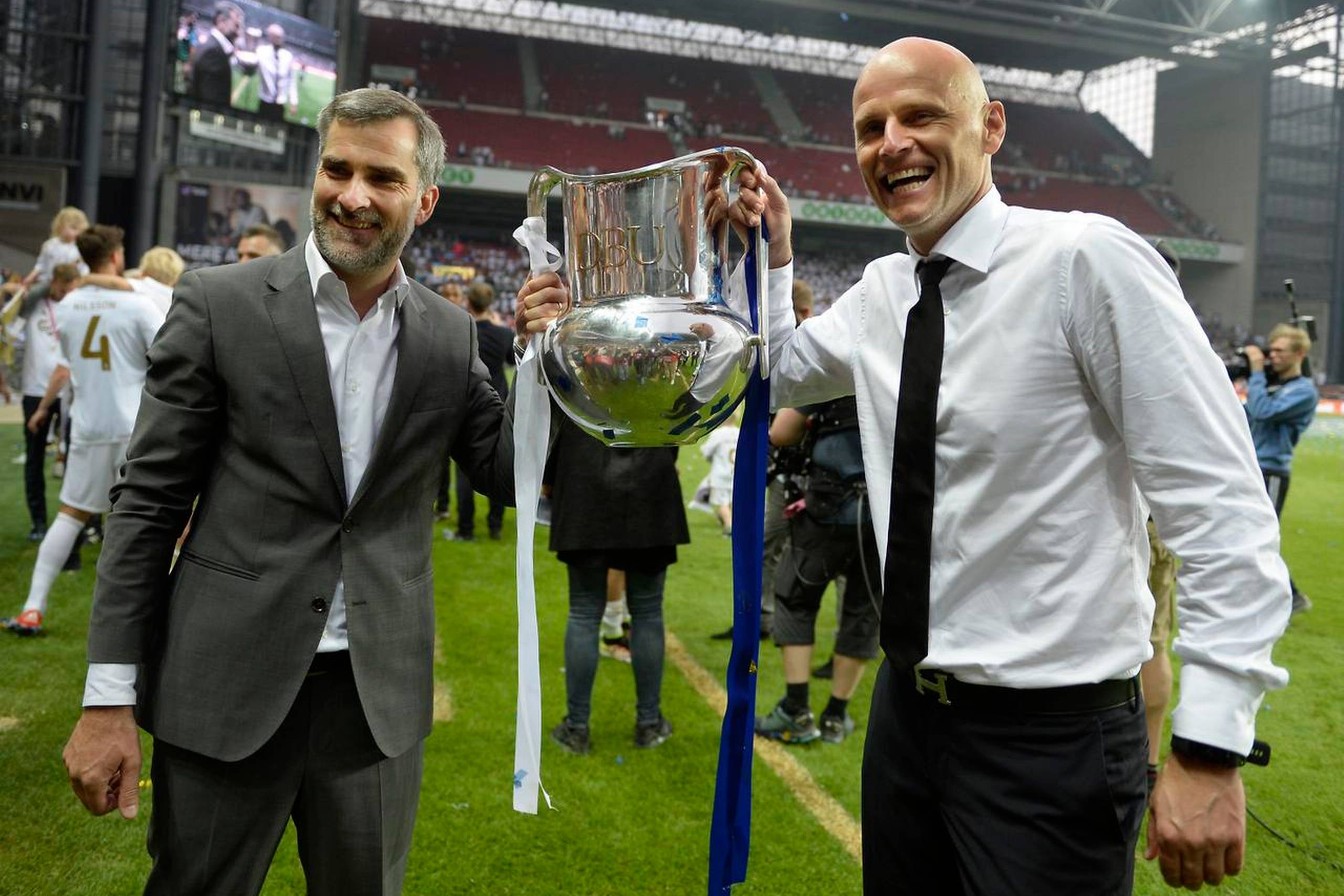 FCK’s direktør, Anders Hørsholt (t.v.), og træner Ståle Solbakken ses her med pokalen efter sidste sæsons mesterskab. Klubben deltager nu i drøftelserne om etablering af en ny, overnational liga. Arkivfoto: Lars Poulsen/Polfoto