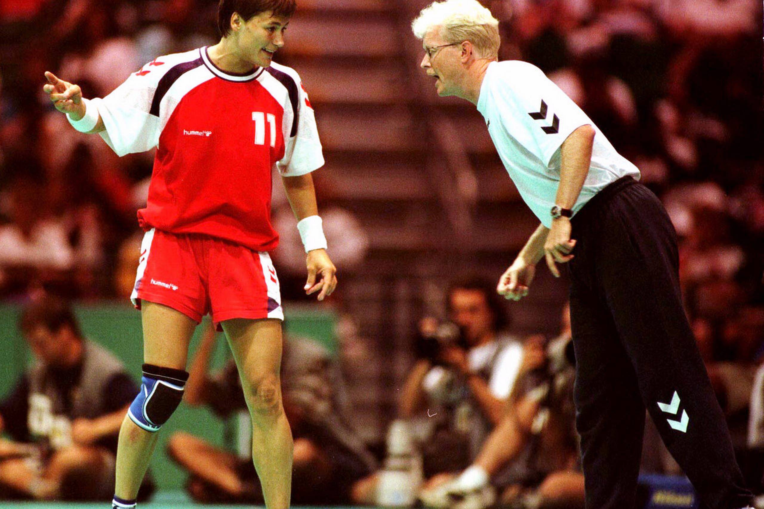 Anja Andersen taler med Ulrik Wilbek under en landskamp mod Norge. Foto: Ole Steen/Polfoto