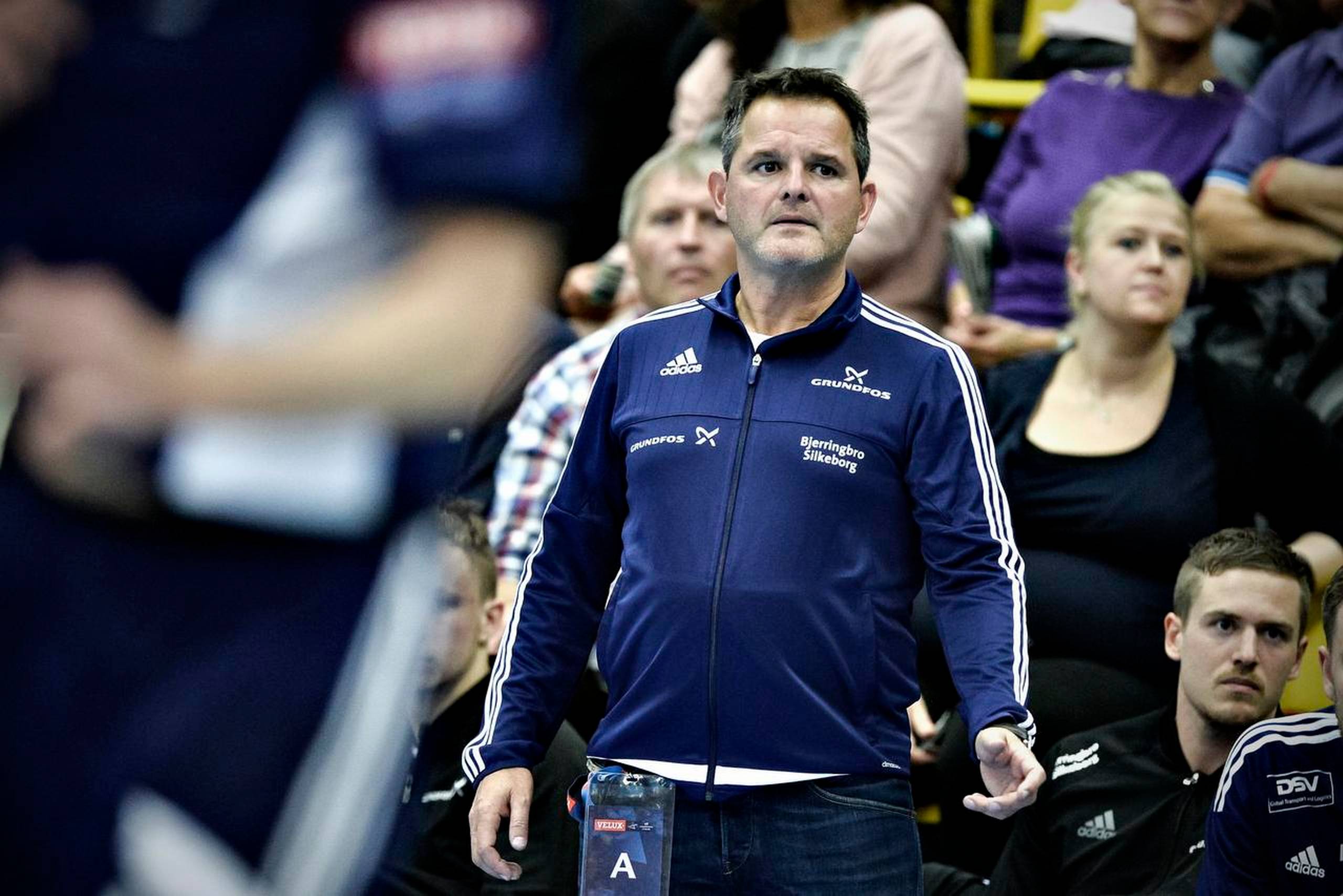 For Peter Bredsdorff-Larsen, cheftræner for BSV, er deltagelsen i håndboldens Champions League alt andet end spild af tid. Han så søndag sit mandskab vinde 33-24 over polske Wisla Plock, hvilket betyder, at holdet har en god mulighed for avancere fra gruppespillet. Foto: Anita Graversen/Polfoto