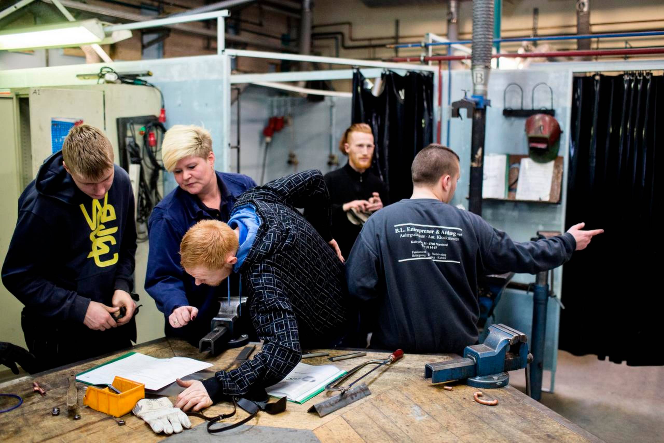 I 2025 er det målet, at 30 pct. af de unge skal vælge en erhvervsuddannelse, men det mål er vi langt fra lige nu. Danske Erhvervsskoler mener, at man med hf-uddannelser på erhvervsskolerne kan få flere til at vælge erhvervsvejen. Arkivfoto: Janus Engel/Polfoto