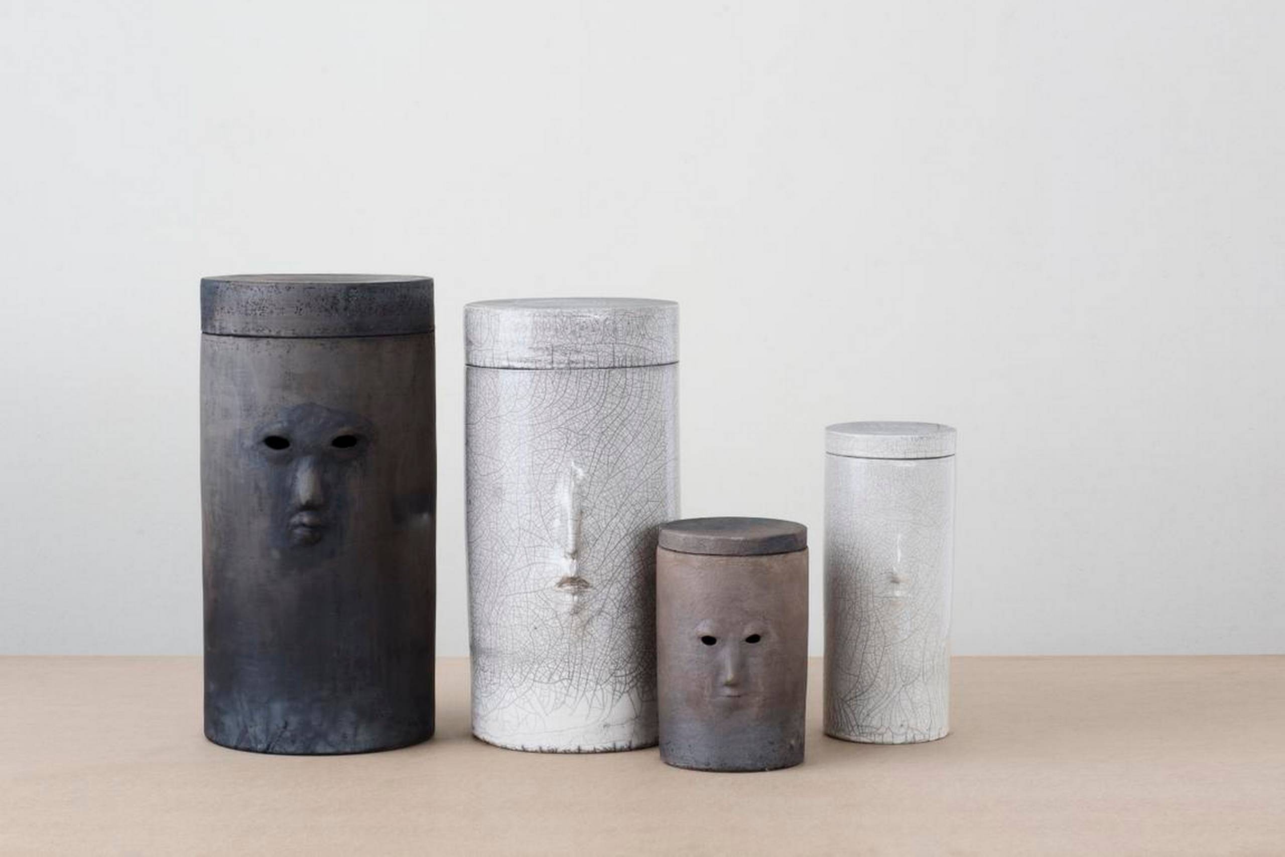 Rejser til Japan og Mexico har inspireret Cathrine Raben Davidsen til at skabe unika-værker som lågkrukkerne her. De er håndlavet i japansk raku, og hun brænder og glaserer selv sine projekter i familiens svenske sommerhus. Foto: Line Thit Klein