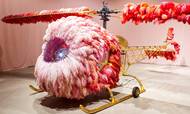 Joana Vasconcelos bruger helt banale materialer f.eks. med henblik på at skabe en helikopter af lyserøde strudsefjer. Foto: Aros