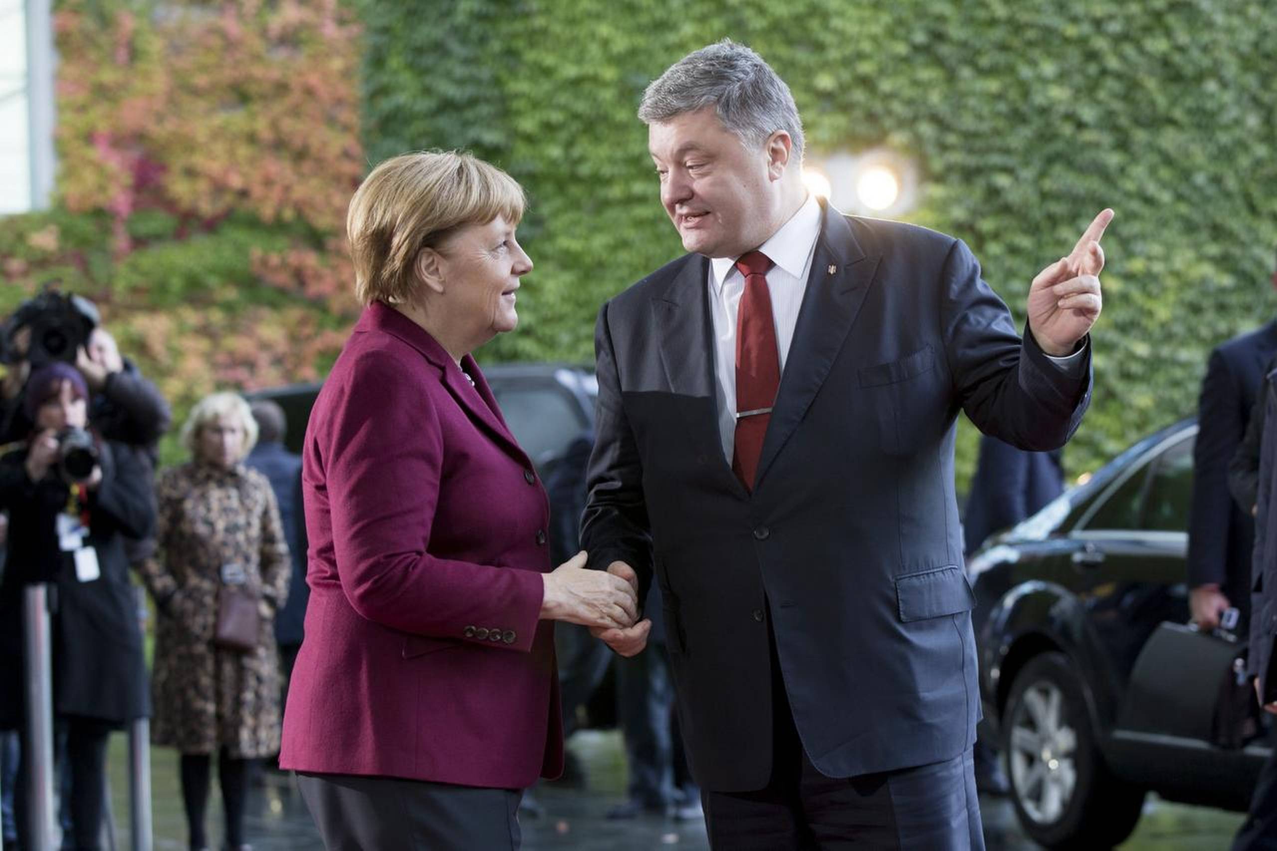 Den tyske kansler, Angela Merkel, byder her Ukraines præsident, Petro Porosjenko, velkommen til mødet i Berlin, hvor også Frankrigs præsident, Francois Hollande, og Ruslands præsident, Vladimir Putin, deltog. Foto: Emmanuele Contini/NurPhoto