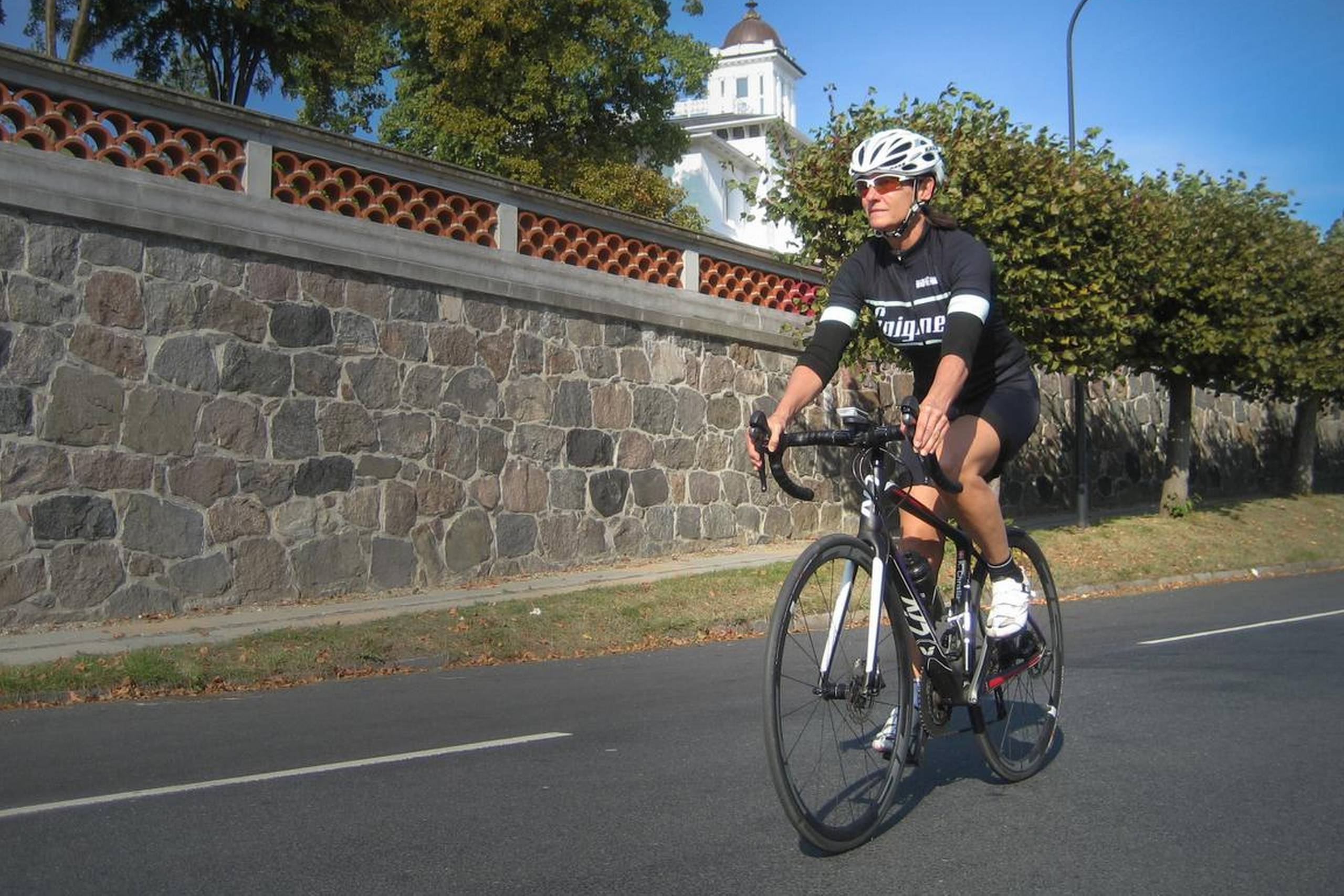 Selv om efteråret har meldt sin ankomst, er der stor aktivitet langs Strandvejen nord for København, som er oplagt til en endagstur på cyklen. Foto: Peter Christiansen