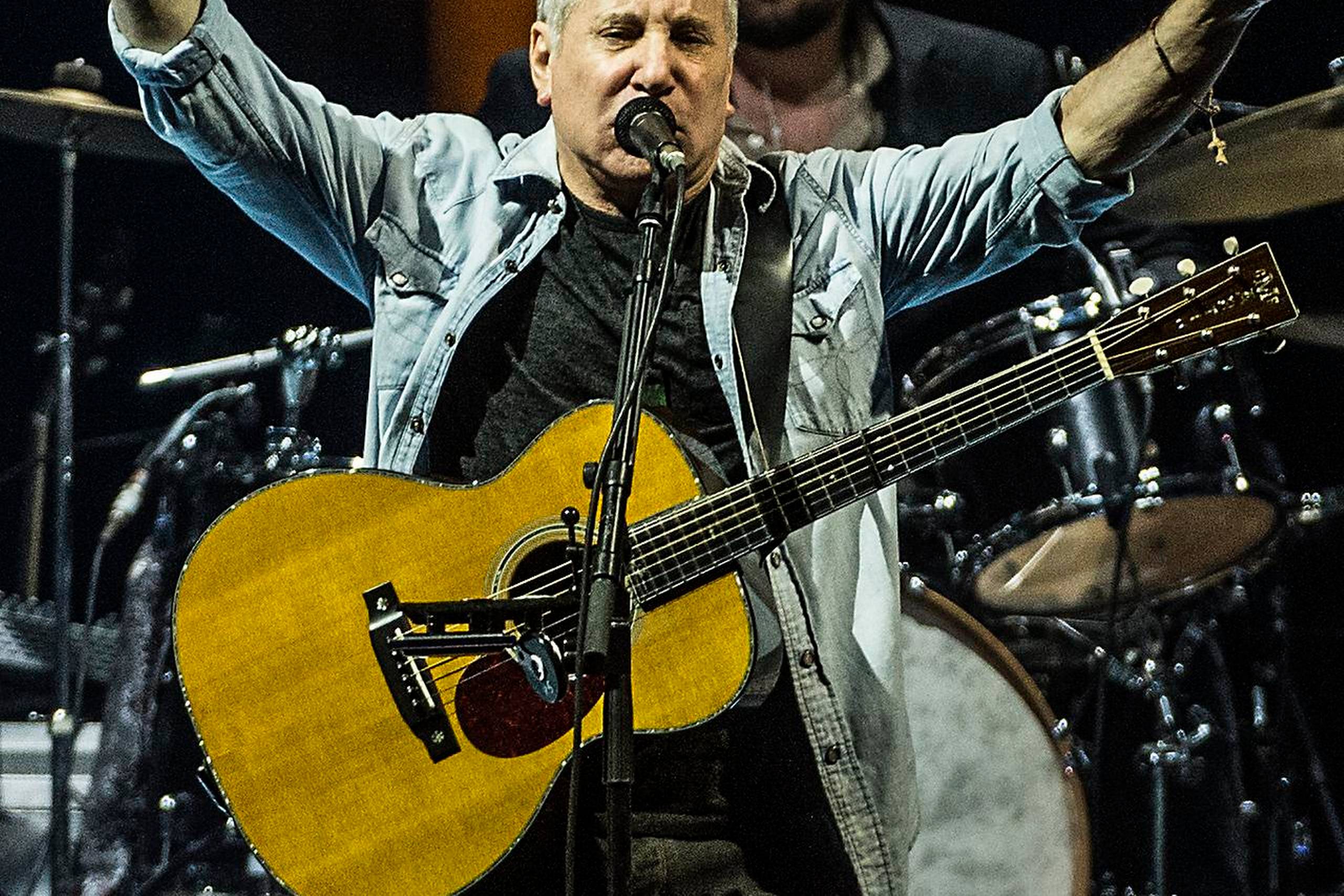 Paul Simon er hovedpersonen til koncerten i Gigantium i Aalborg. Da han sidst optrådte i Danmark i 2015, stod han på plakaten sammen med den britiske stjerne Sting. Billedet er fra deres fælles koncert i Odense. Foto: Mogens Flindt