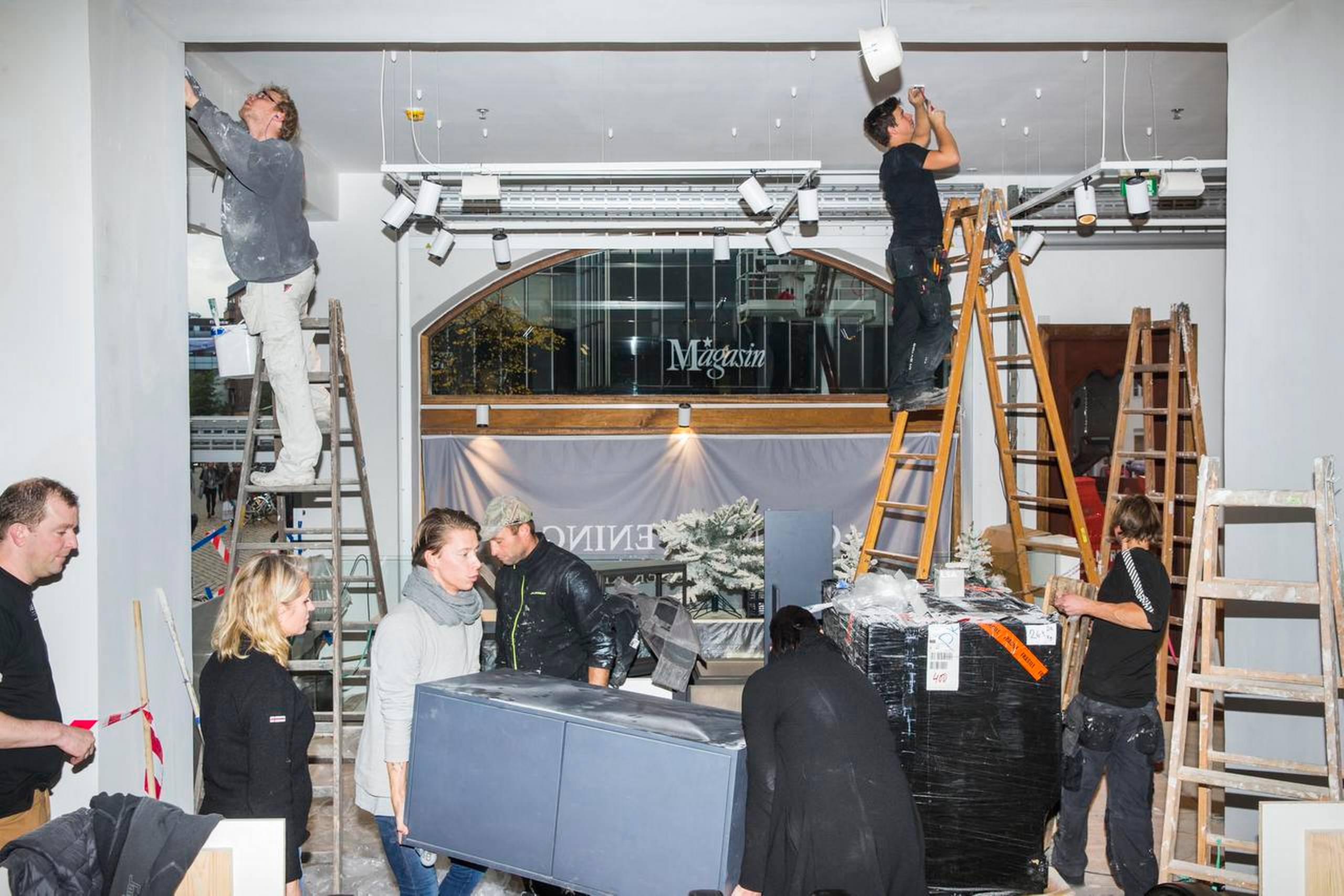 Håndværkerne kæmpede torsdag for at få Illums Bolighus klar til åbningen fredag. Fotos: Benjamin Nørskov