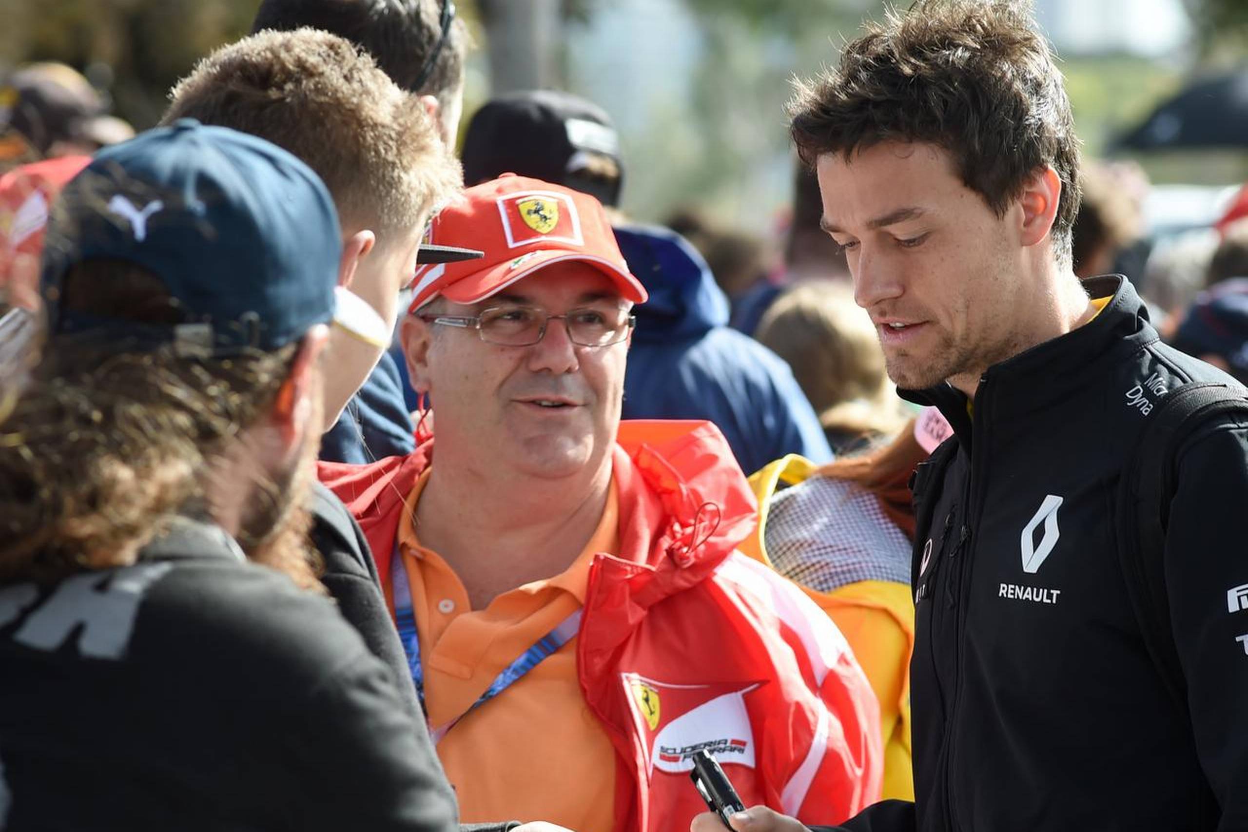Jolyon Palmer er overbevist om, at Nico Hülkenbergs makker ikke skal findes uden for Renault-teamet, men at den anden kører bliver enten ham selv eller Kevin Magnussen. Her skriver briten autografer inden det australske grandprix i marts i år. Foto: Ross Land