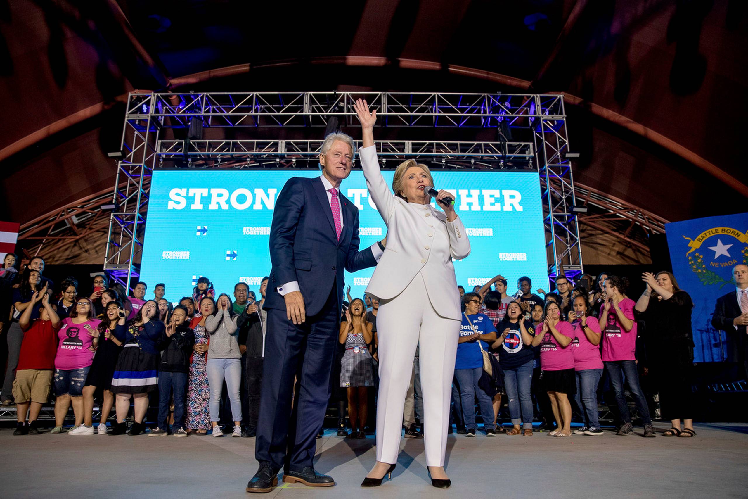Hillary Clinton i selskab med sin mand, USA's tidligere præsident Bill Clinton. Foto: Andrew Harnik/AP