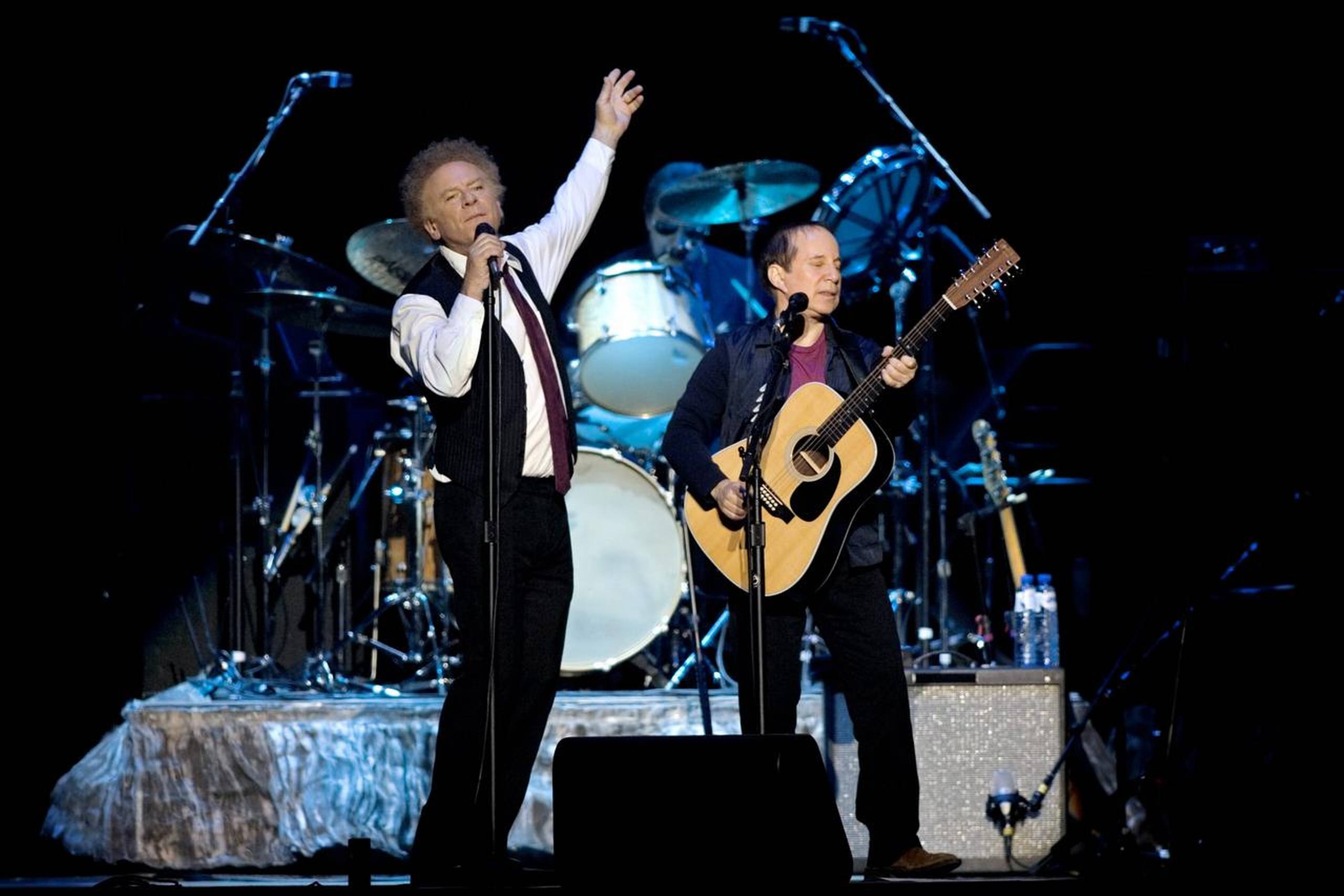 Art Garfunkel (tv.) giver stadig koncerter efter bruddet med Paul Simon i 1970. Siden har de dog ved enkelte lejligheder optrådt sammen som her i 2004 i Parken i København. Arkivfoto: Peter Hove Olesen/Polfoto