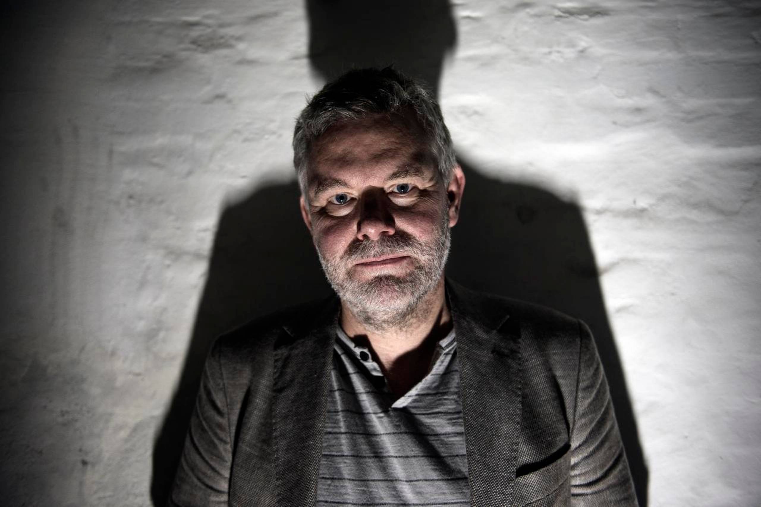 Succesforfatteren Arne Dahl er aktuel med krimien ”Skyggezone” om en seriemorder, der går efter 15-årige piger. Foto: Casper Holmenlund Christensen