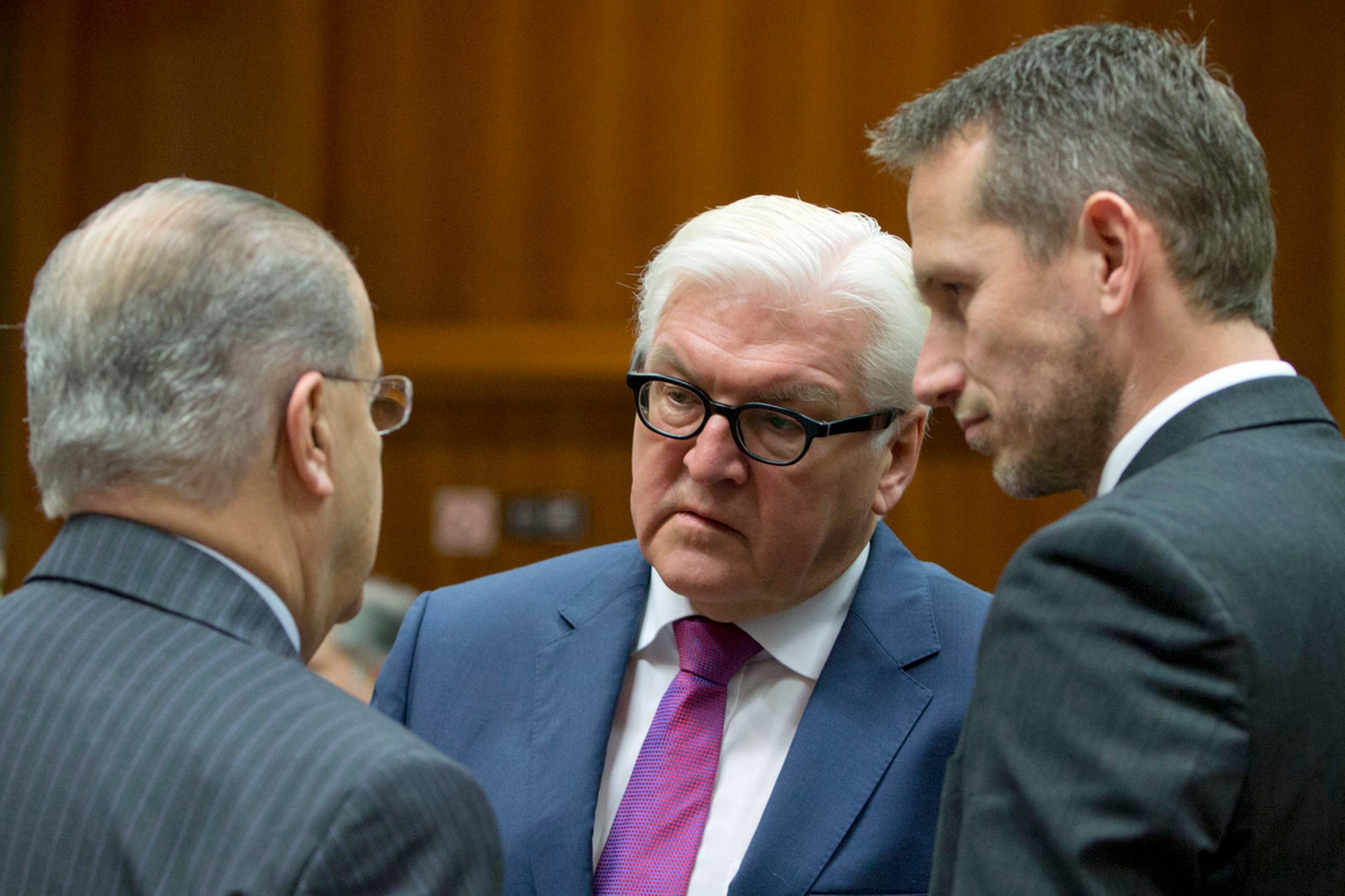 Udenrigsminister Kristian Jensen i samtale med den tyske udenrigsminister Frank-Walter Steinmeier i midten og den cypriotiske udenrigsminister Ioannis Kasoulides til venstre udner EU's udenrigsministermøde i Bruxelles mandag. Foto: Virginia Mayo